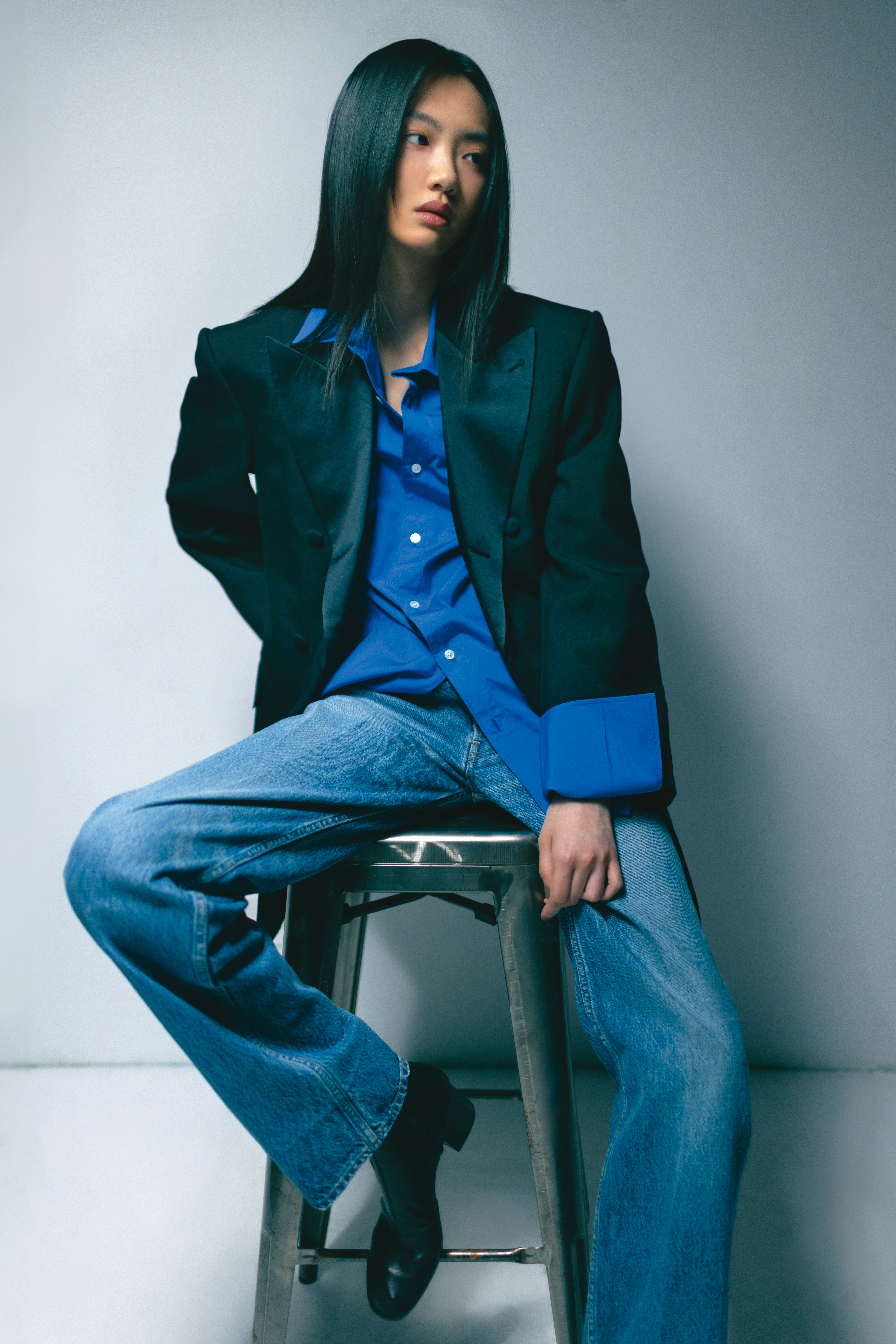 COLONNE禮服外套 NT$132,000／JED棉質府綢襯衫 NT$35,000／BOYFRIEND 001牛仔褲 NT$39,500／羊皮革短靴 價格店洽 all by CELINE