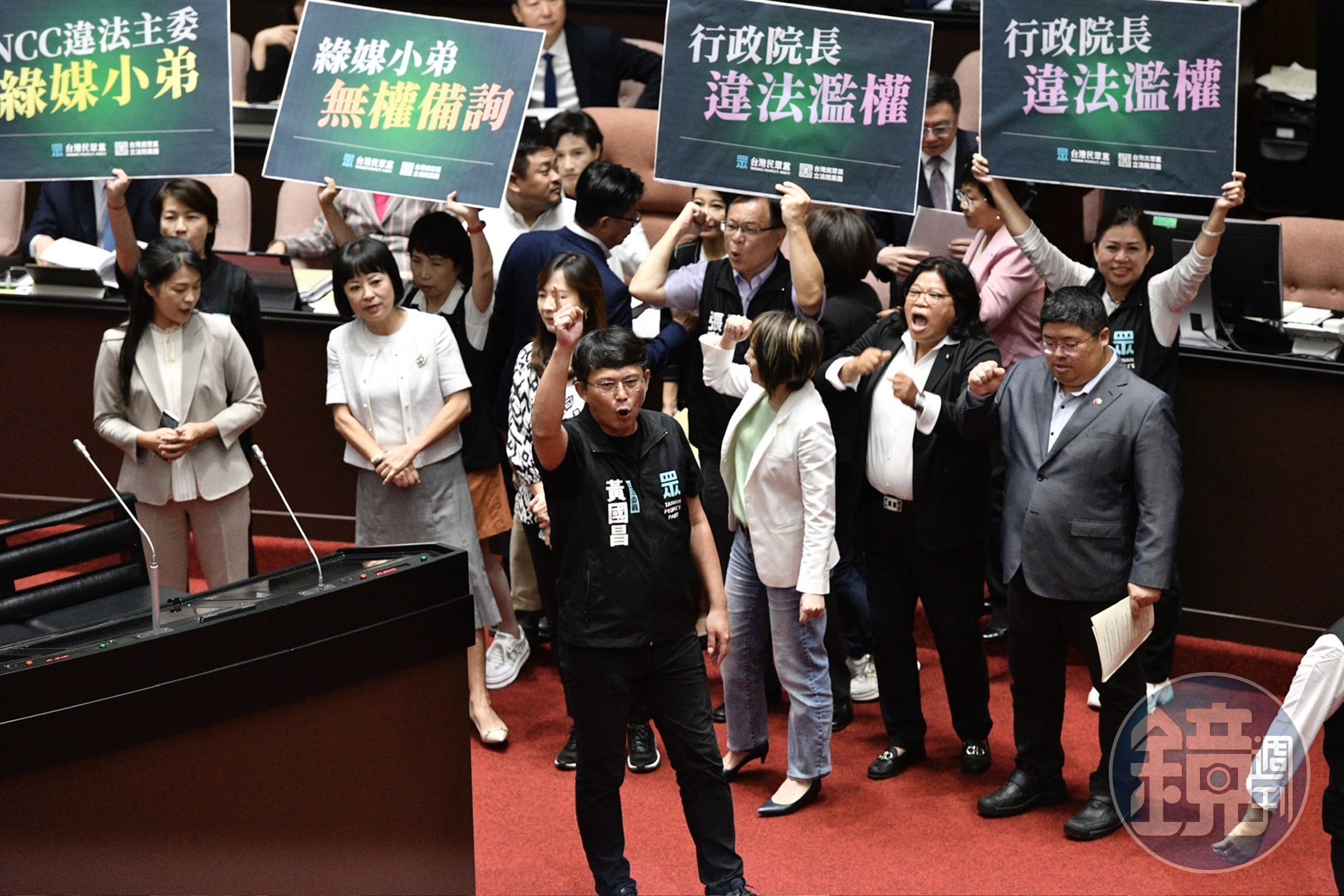 民眾黨團今在立法院議場內舉牌抗議NCC人事提名。