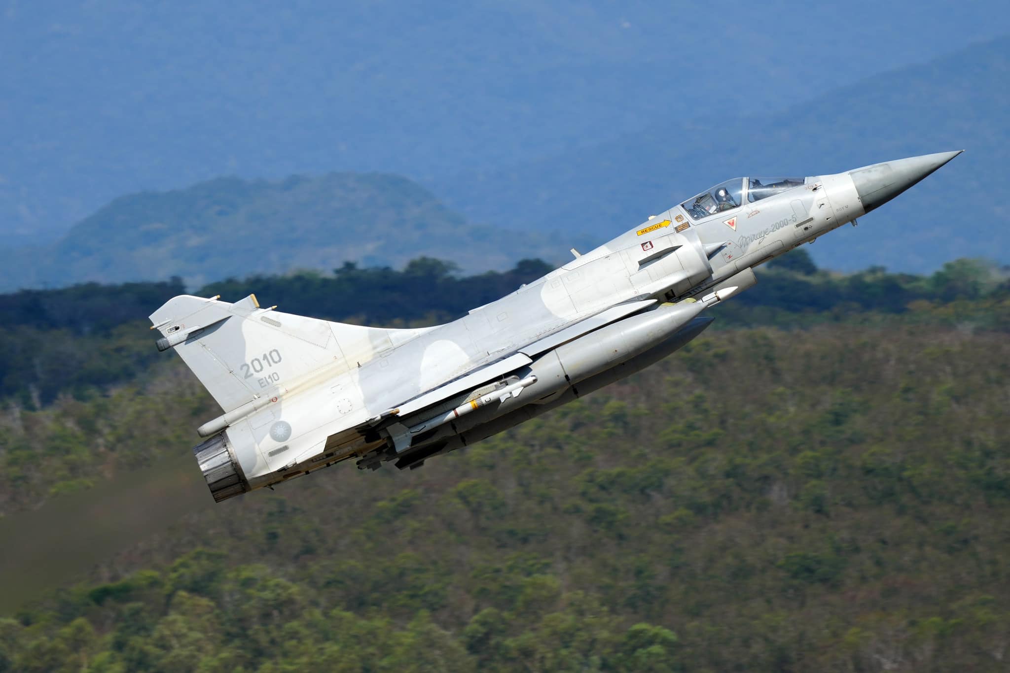 空軍新竹基地第二聯隊飛官謝沛勳上尉昨日駕駛幻象2000夜航失事，所幸人被平安救起。（圖為同款幻象2000戰機示意圖，翻攝自國防部發言人臉書）