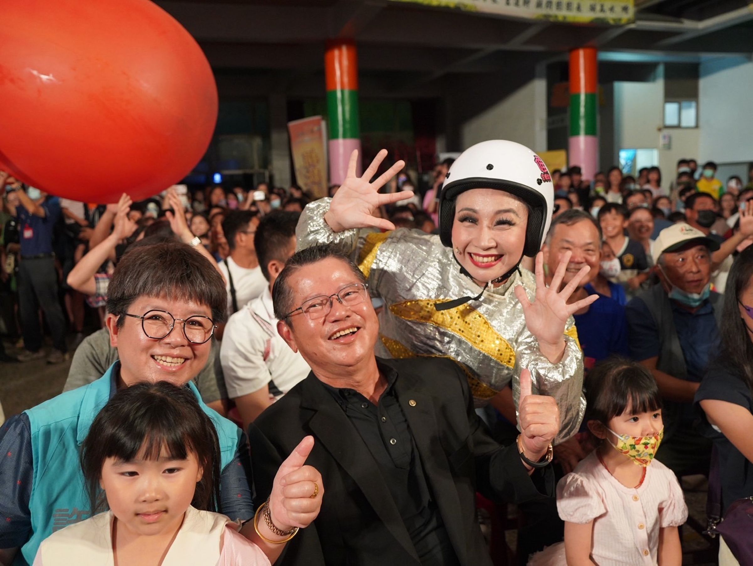陳茂仁董事長為彰化田尾場贊助人，看表演投入盡興。（紙風車文教基金會提供）