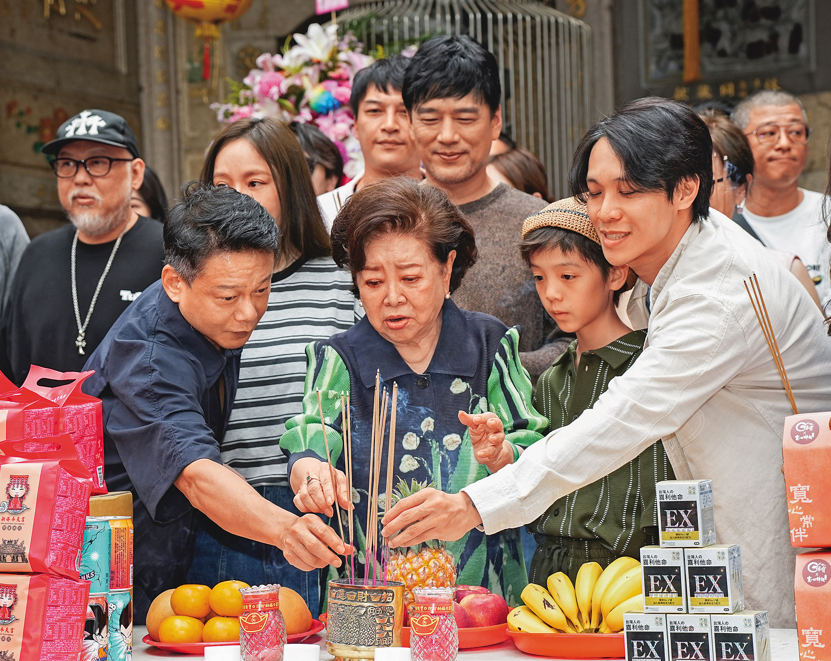 淑芳阿姨（中）領軍上香，小編覺得看到了自己阿嬤的日常。（淚目）