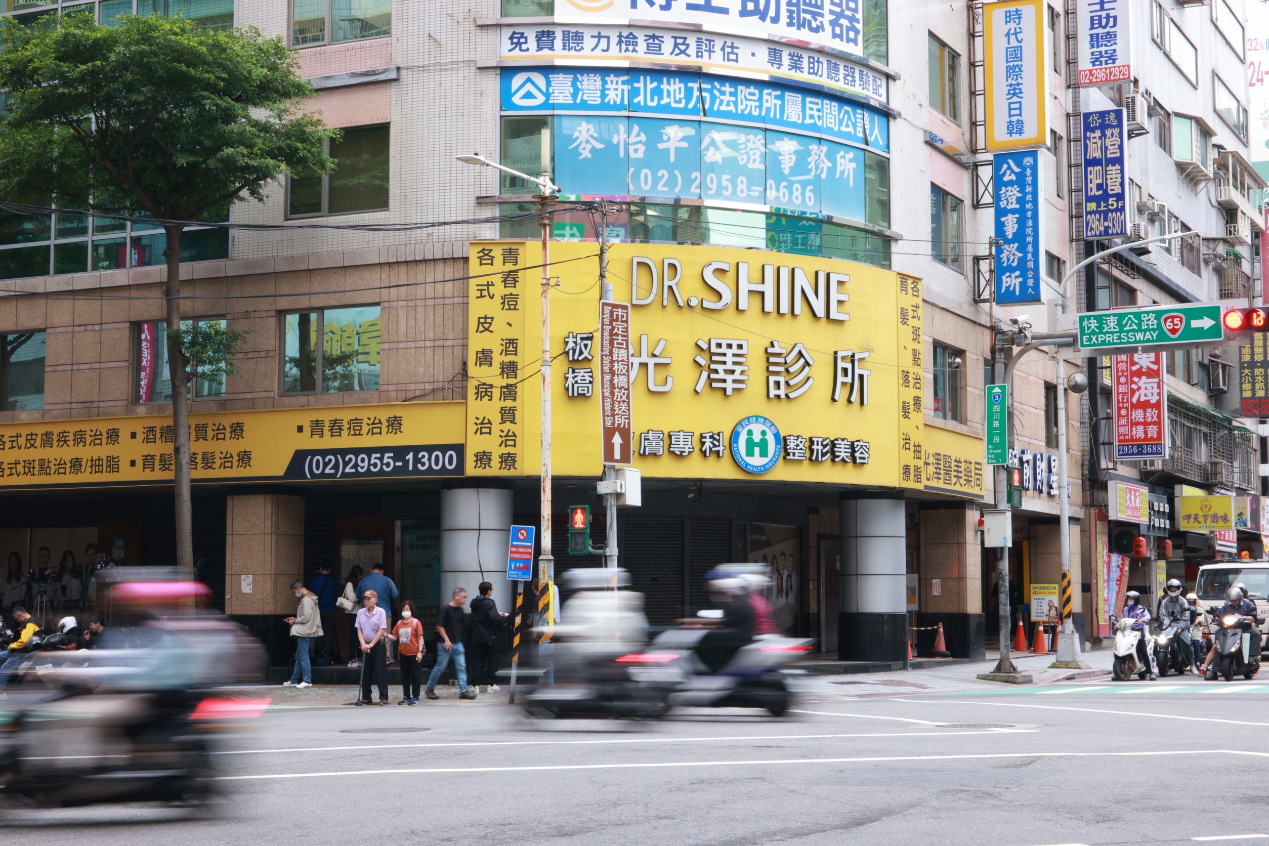 民眾發現新北板橋光澤醫美診所疑似也裝有微型針孔監視器，新北檢獲報今（8）日上午指揮警方前往板橋館前店、板橋中山店2間分店搜索。（鏡報劉耀勻）