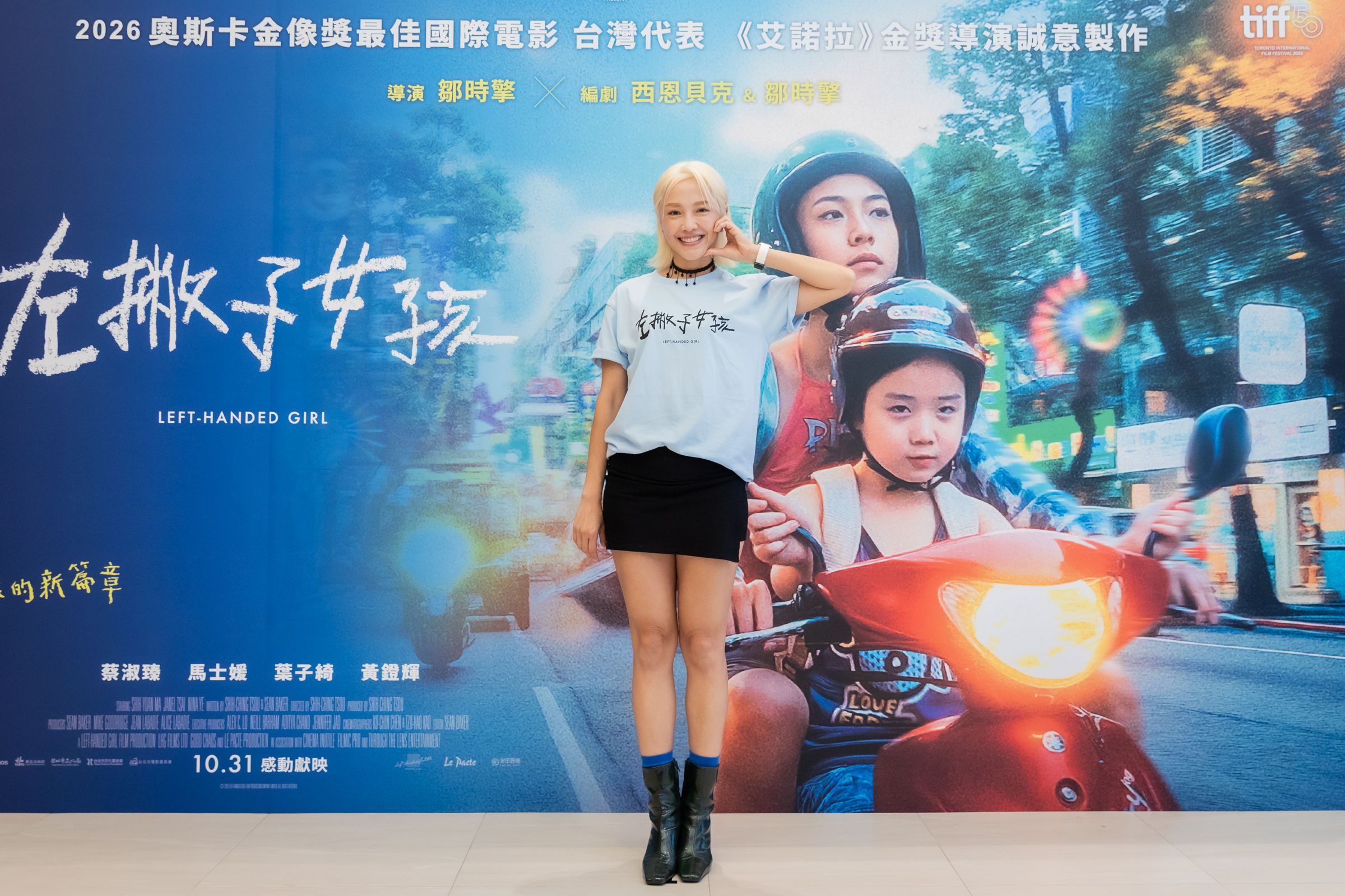張允曦(小8)飾演蔡淑臻的妹妹,姊妹衝突戲碼火花十足,深獲監製西恩貝克喜愛。(光年映畫提供)