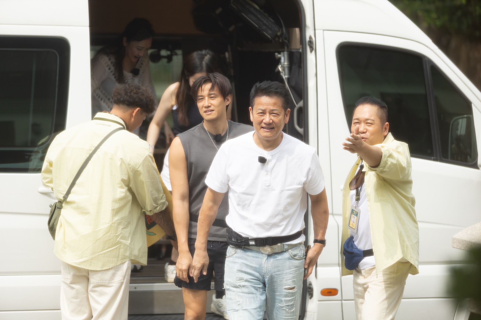 卜學亮在全新實境節目擔任旅行社領隊，帶領明星出遊。（好看娛樂提供）