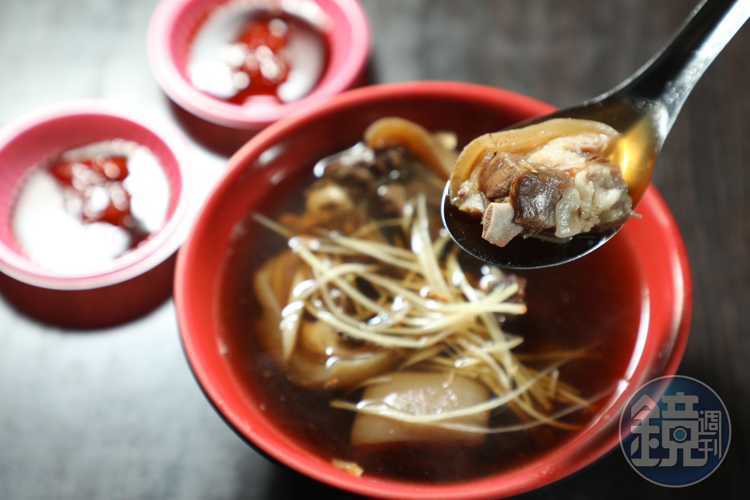 賴岡山羊肉的「帶皮羊肉湯」,皮Q好咀嚼,肉質甜嫩不柴,湯頭甘醇不燥。(160元/碗)