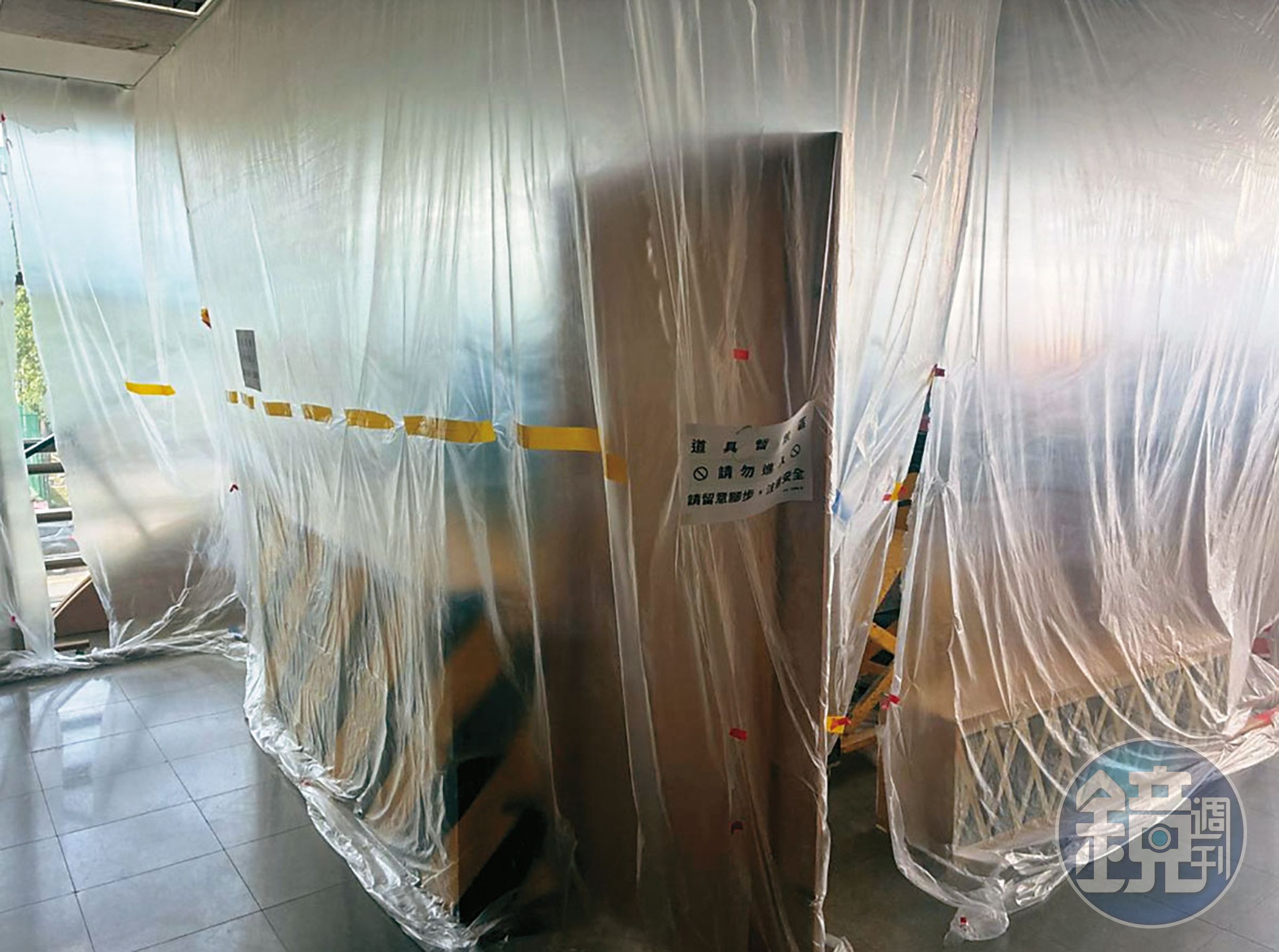館長黃瓊瑩被控將未對外開放的教室,提供給劇團當倉庫、放置道具。(讀者提供)