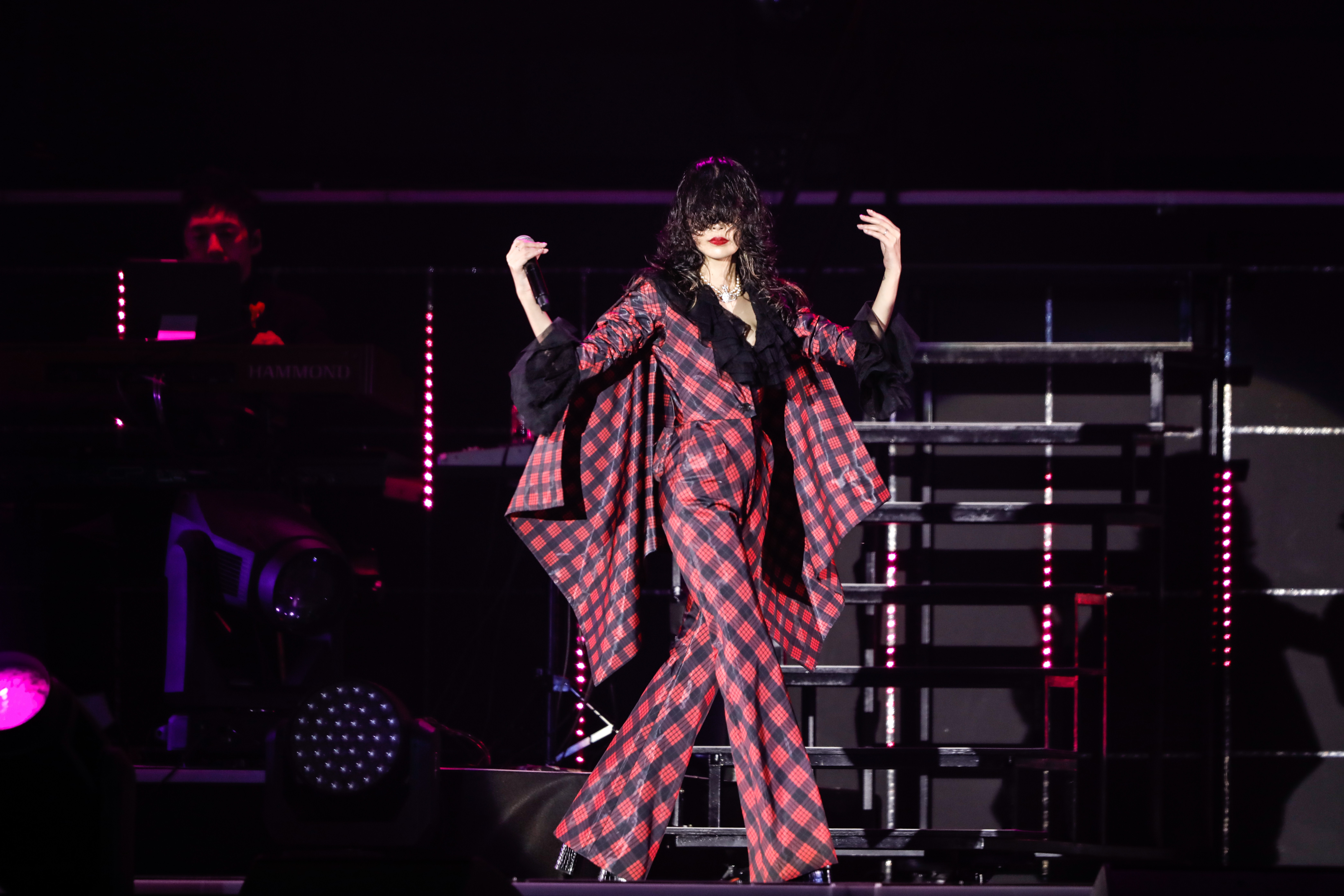 中島美嘉就算遮住半張臉也掩蓋不住舞台女王的強大氣勢。