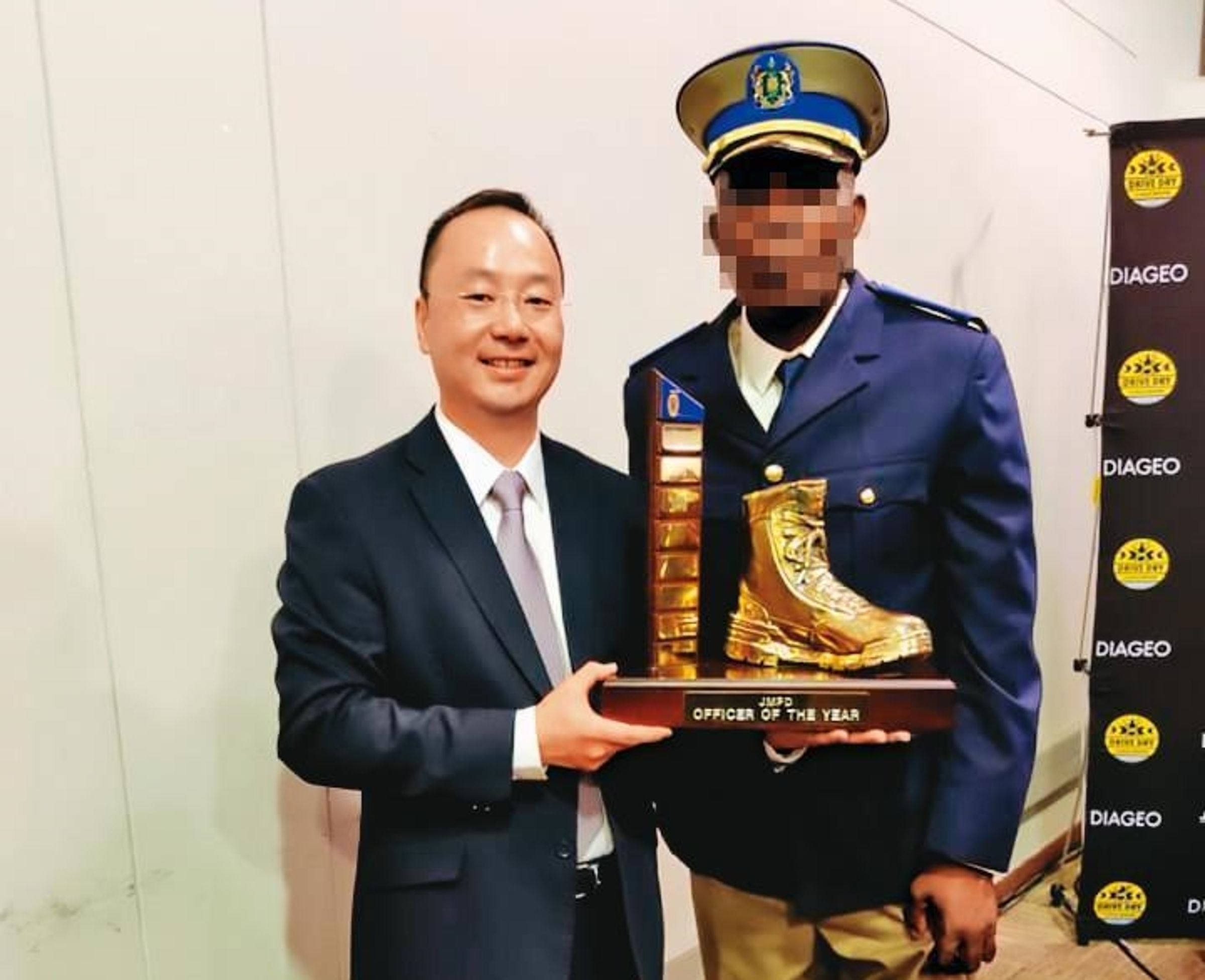 南非台裔議員孫耀亨因頑皮世界提告買賣動物涉及背信罪遭台北地檢署通緝。(翻攝孫耀亨臉書)