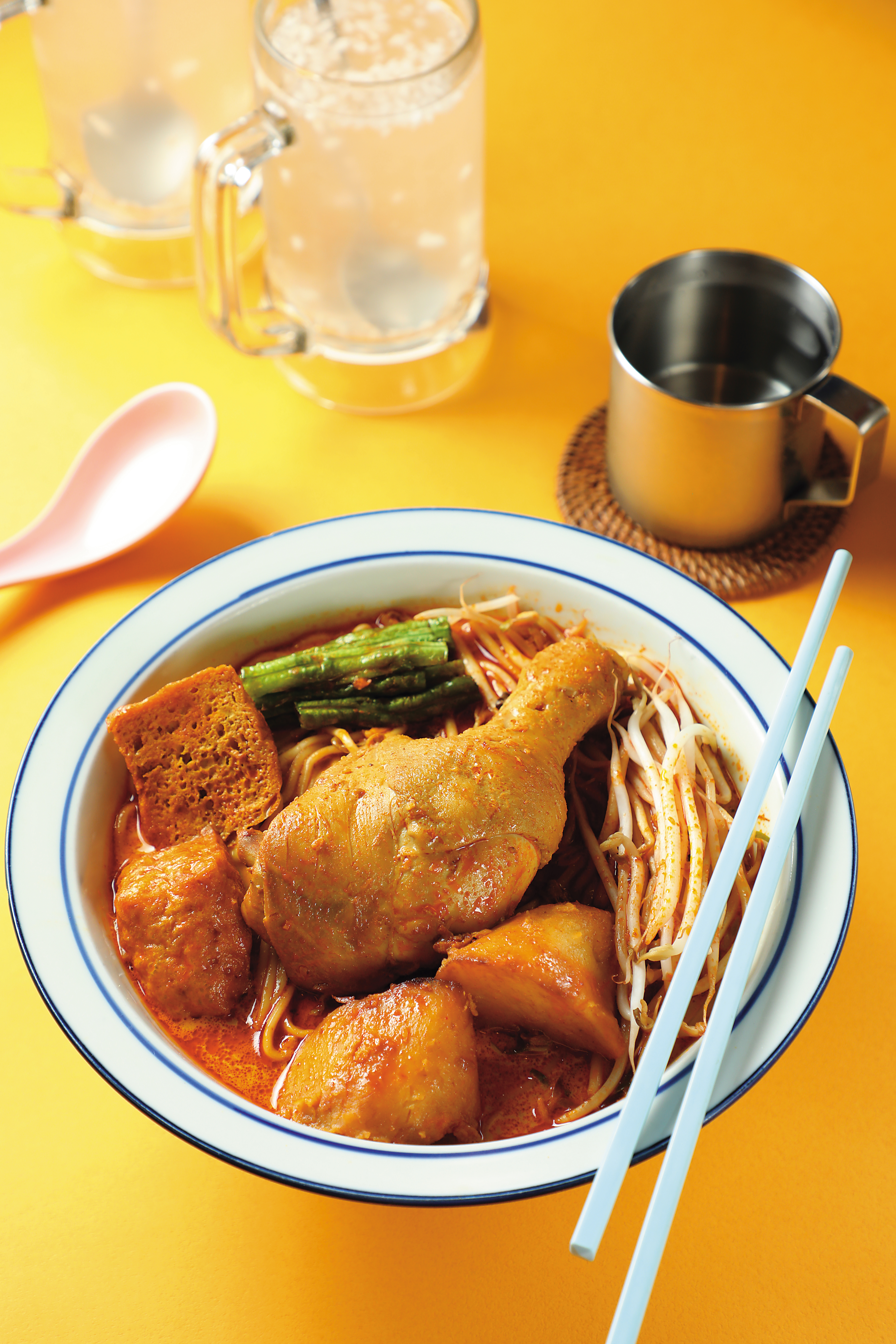 「咖哩雞板麵」選用多達17種香料熬煮,雞肉軟嫩一撥即散,從麵條到配料都能感受到正宗南洋咖哩的辛辣魅力。(195元/份)