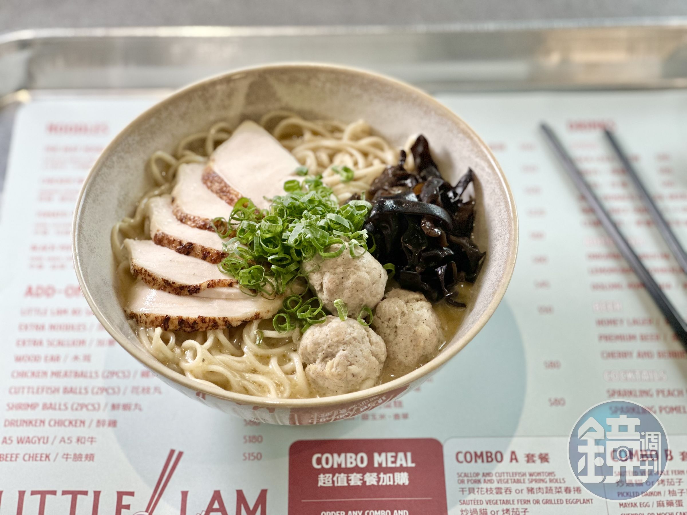 「雞白湯拉麵」湯頭雞味濃重，雞肉充滿紹興酒香，麵條彈牙吸湯。（380元／份）