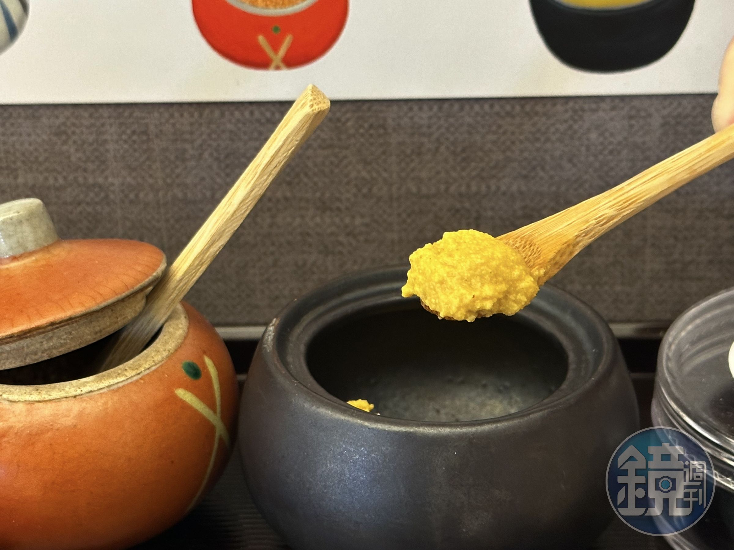 特地挑選的黃芥末醬，有現磨山葵的香氣，辛香不嗆辣，豬排沾著吃可以解油膩。