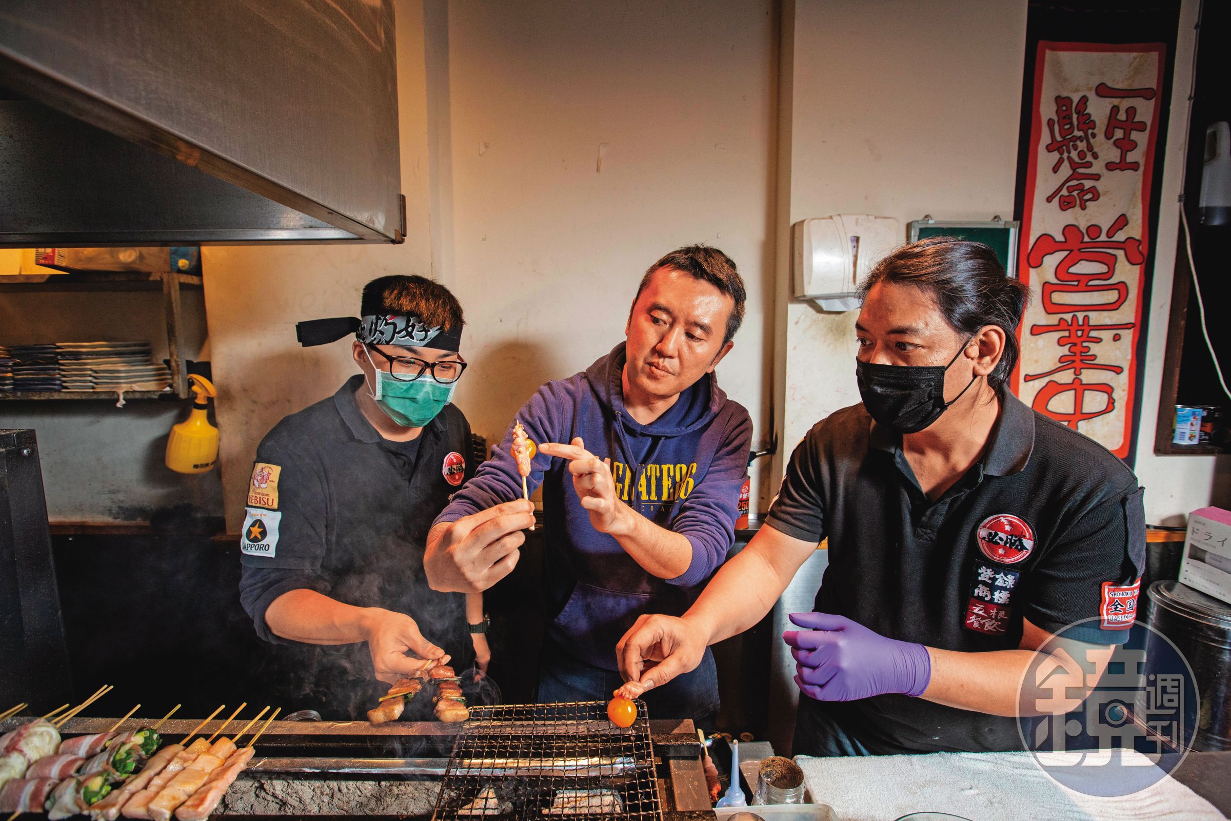 目前林北烤好串燒居酒屋都是莊傐評（中）手把手教出來的員工出去展店，公司先出資選址，再考核有能力、也想開店的員工入股一同經營。