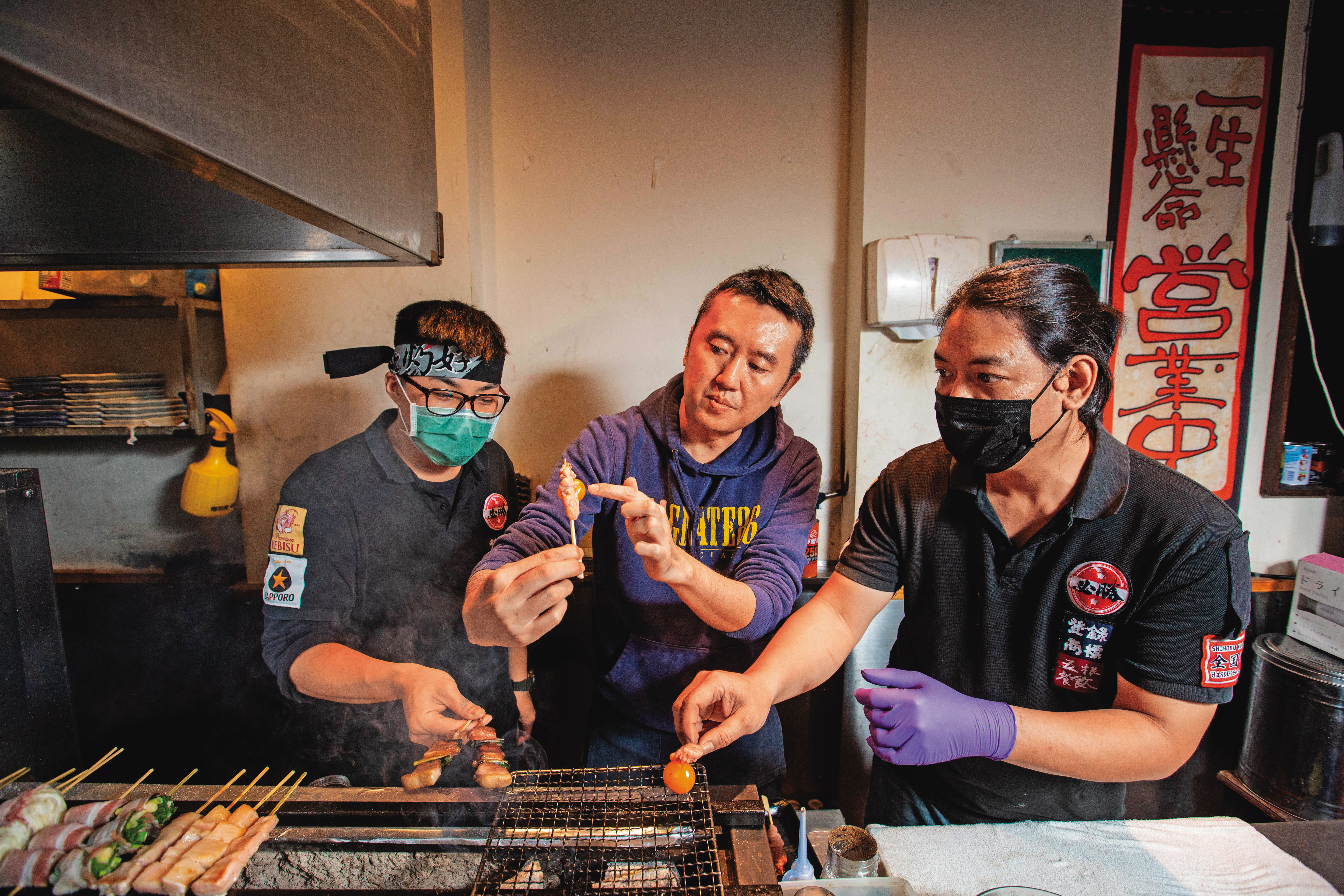 目前林北烤好串燒居酒屋都是莊傐評（中）手把手教出來的員工出去展店，公司先出資選址，再考核有能力、也想開店的員工入股一同經營。