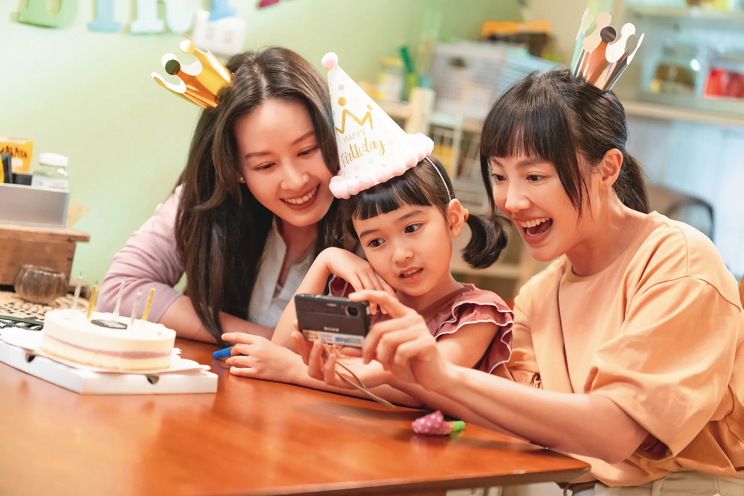 片中曾愷玹（左）與小8（右）領養了童星陳蕾朵（中），為了演好「養母」角色，曾愷玹也向有收養經驗朋友請益。