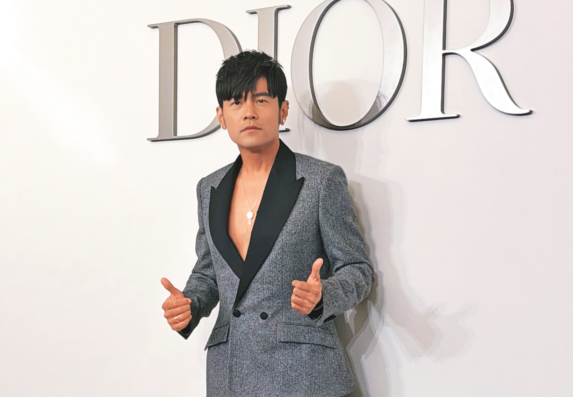 周杰倫PK國際男模不能輸！都說有胸毛的男倫最性感惹～羨慕昆凌。