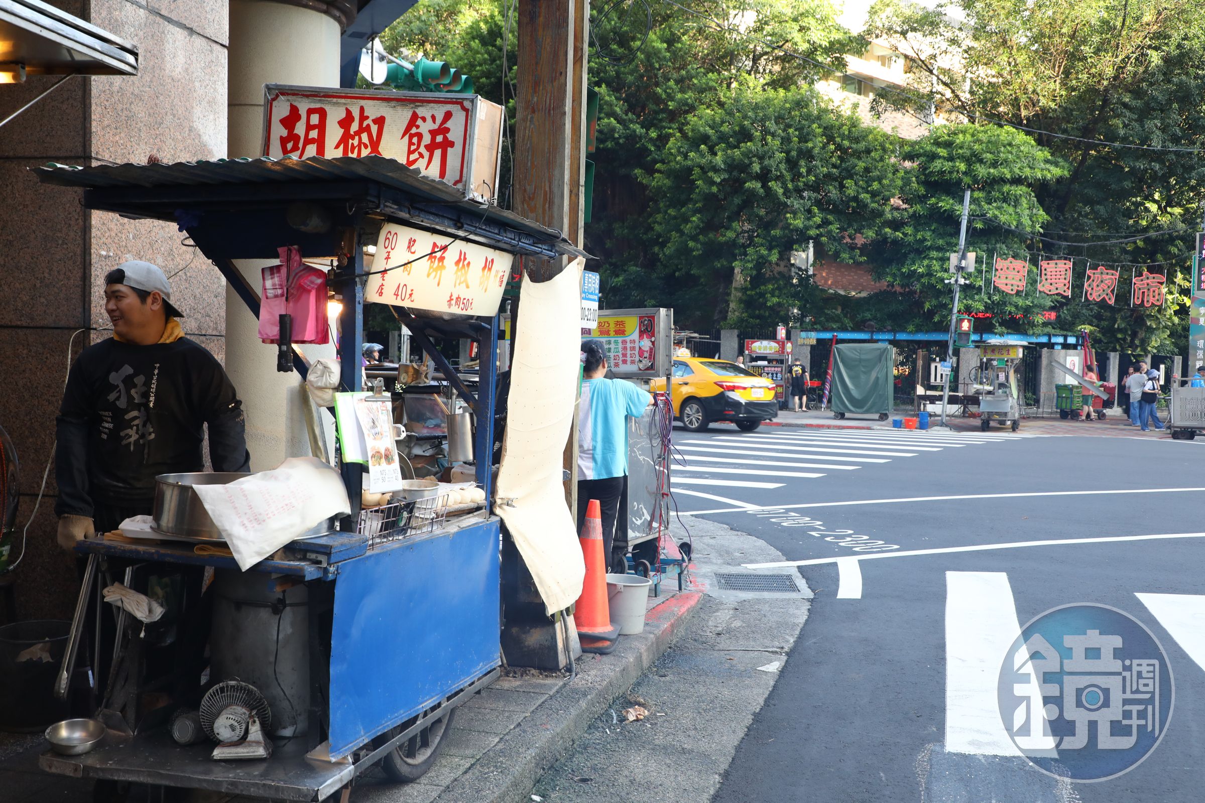 「福州胡椒餅攤」位在寧夏路與民生西路口，鄰近靜修女中與蓬萊國小。