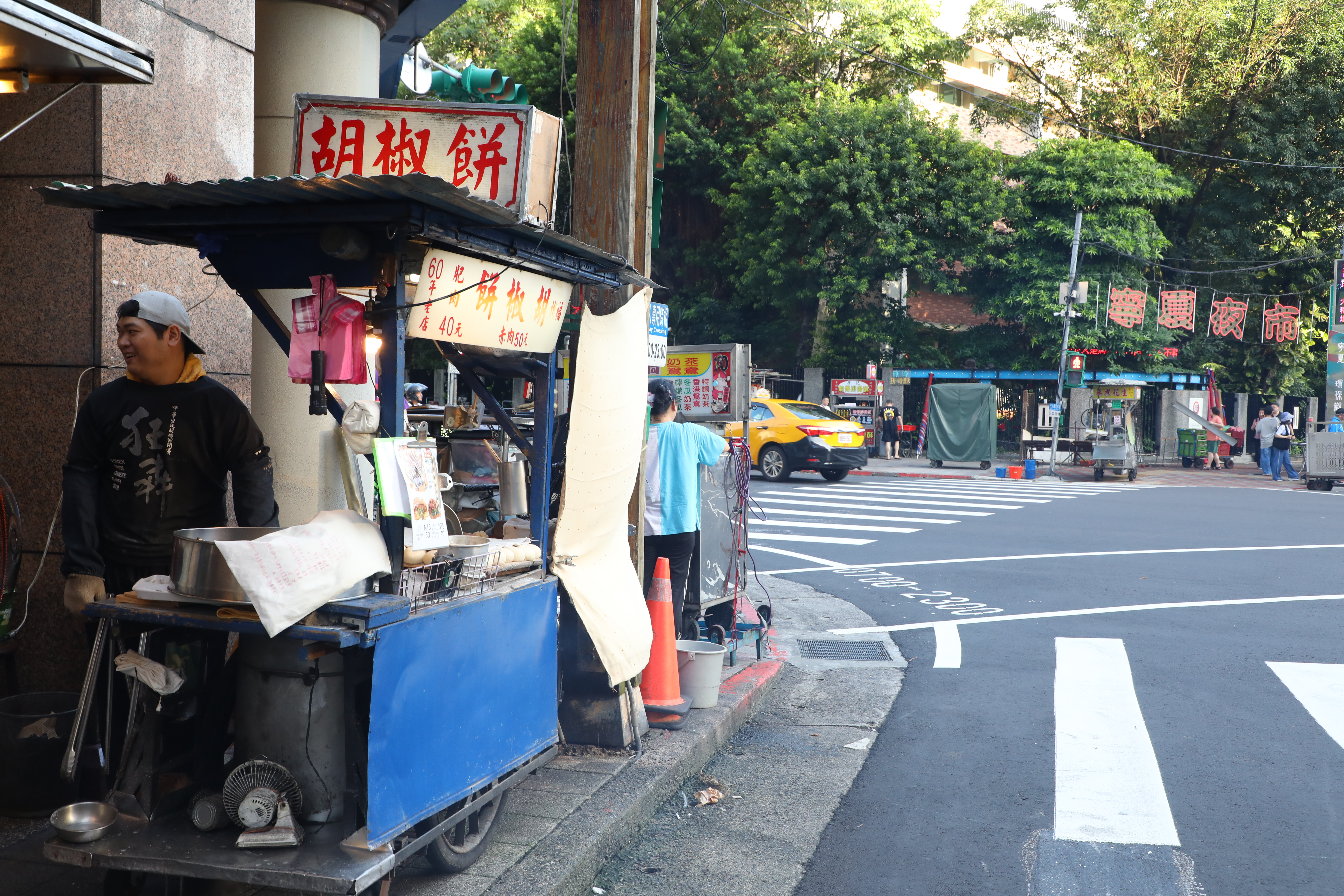 「福州胡椒餅攤」位在寧夏路與民生西路口,鄰近靜修女中與蓬萊國小。