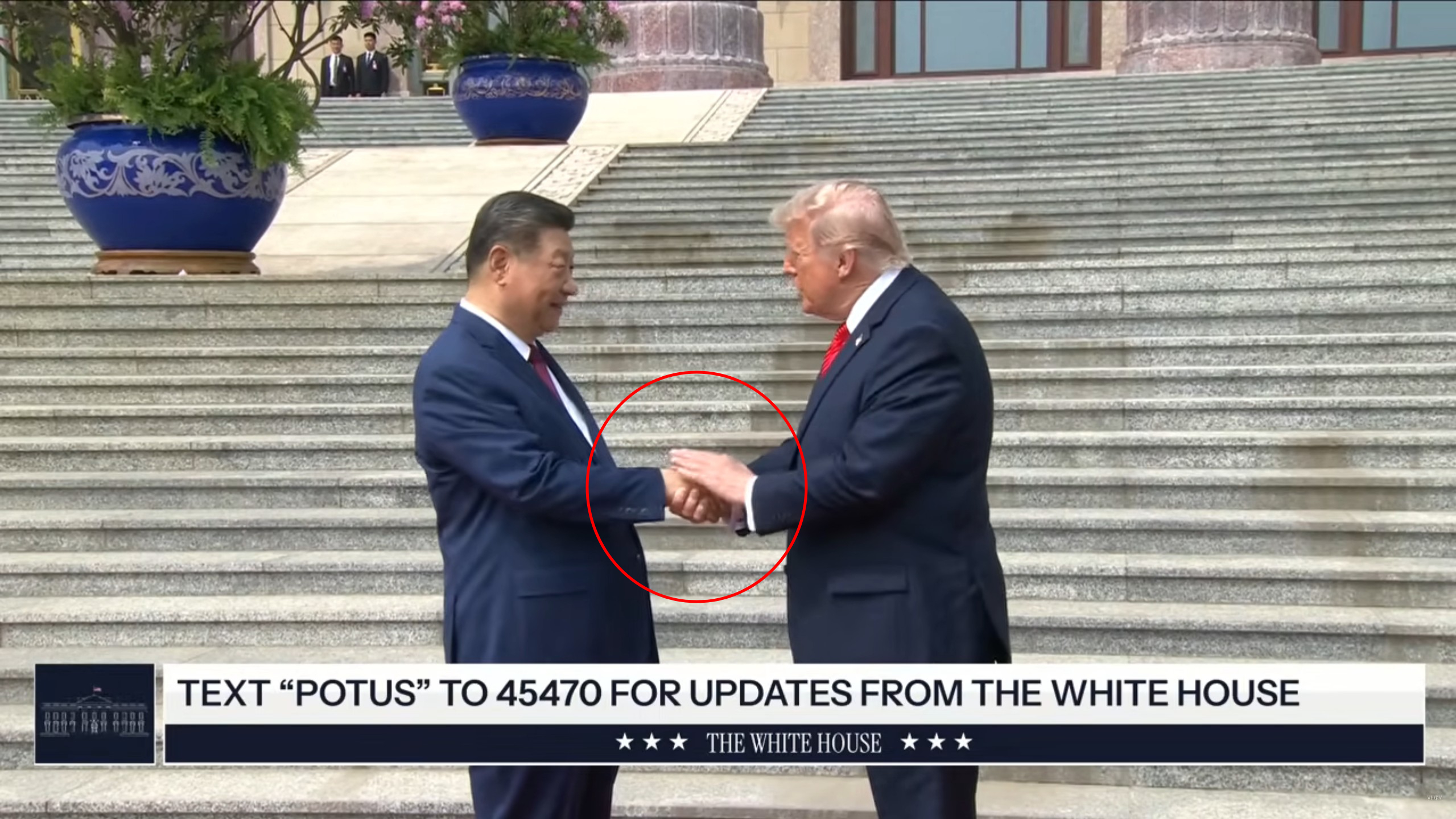 川普輕拍習近平右手，一展招牌川普式握手法。（翻攝YT@The White House）