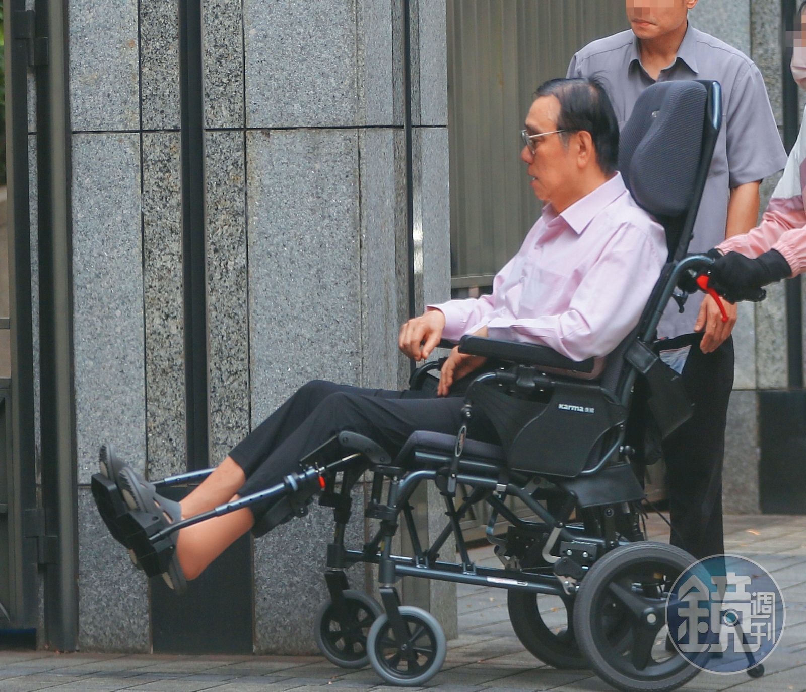 12:21本刊調查,王文洋因在家中跌倒導致骨折,需要以輪椅代步三個月