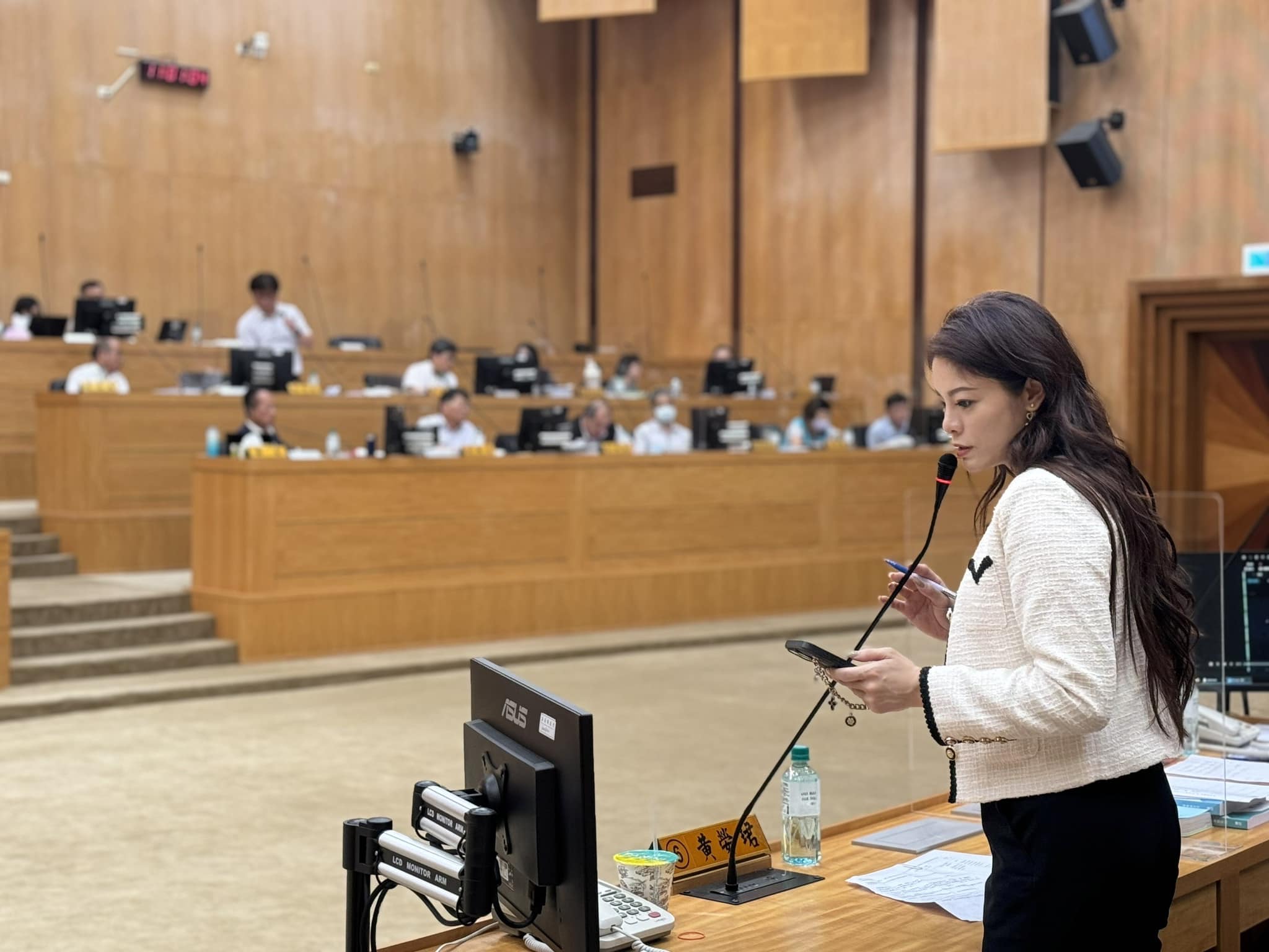 嘉義縣議員黃嫈珺宣布退出民進黨。（翻攝自黃嫈珺臉書）