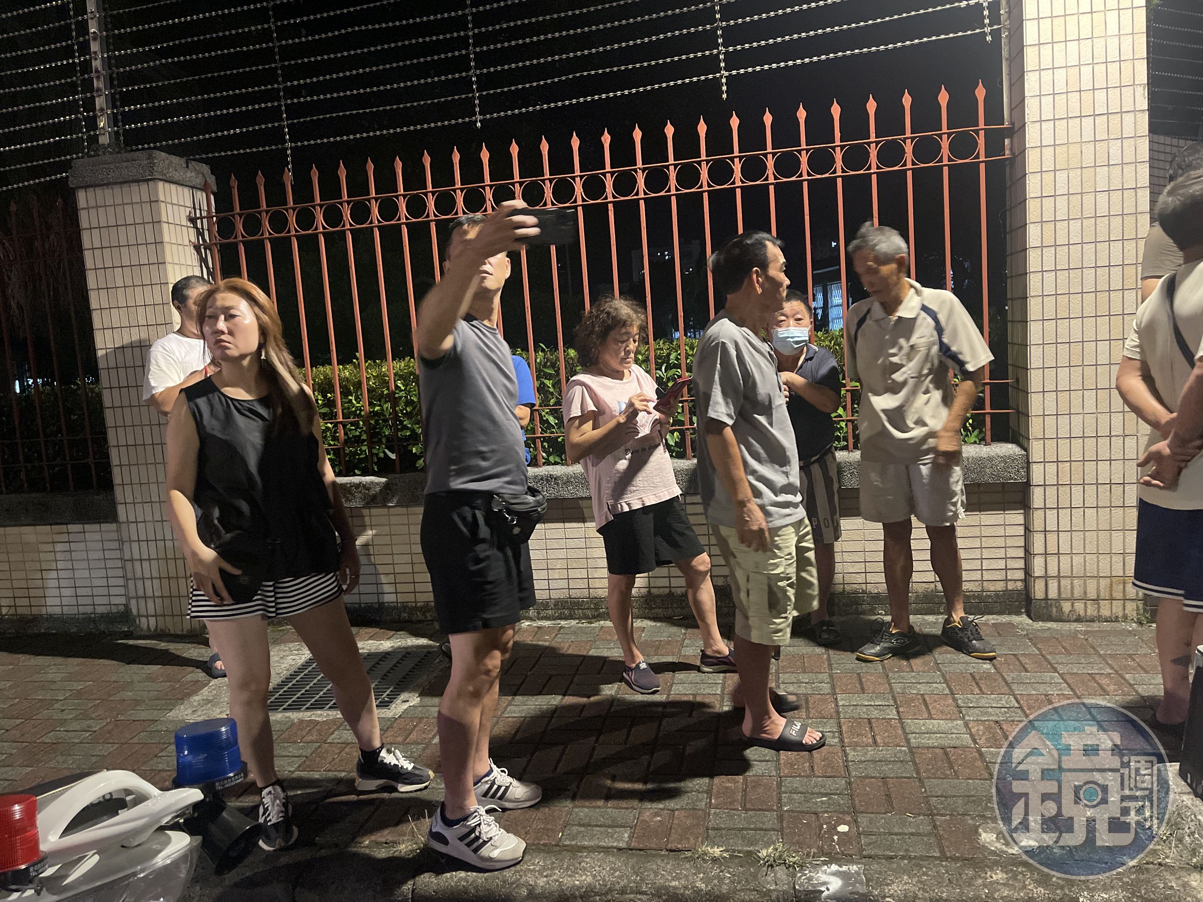 載著柯文哲的囚車抵達台北看守所外，當時有大批民眾聚集圍觀。