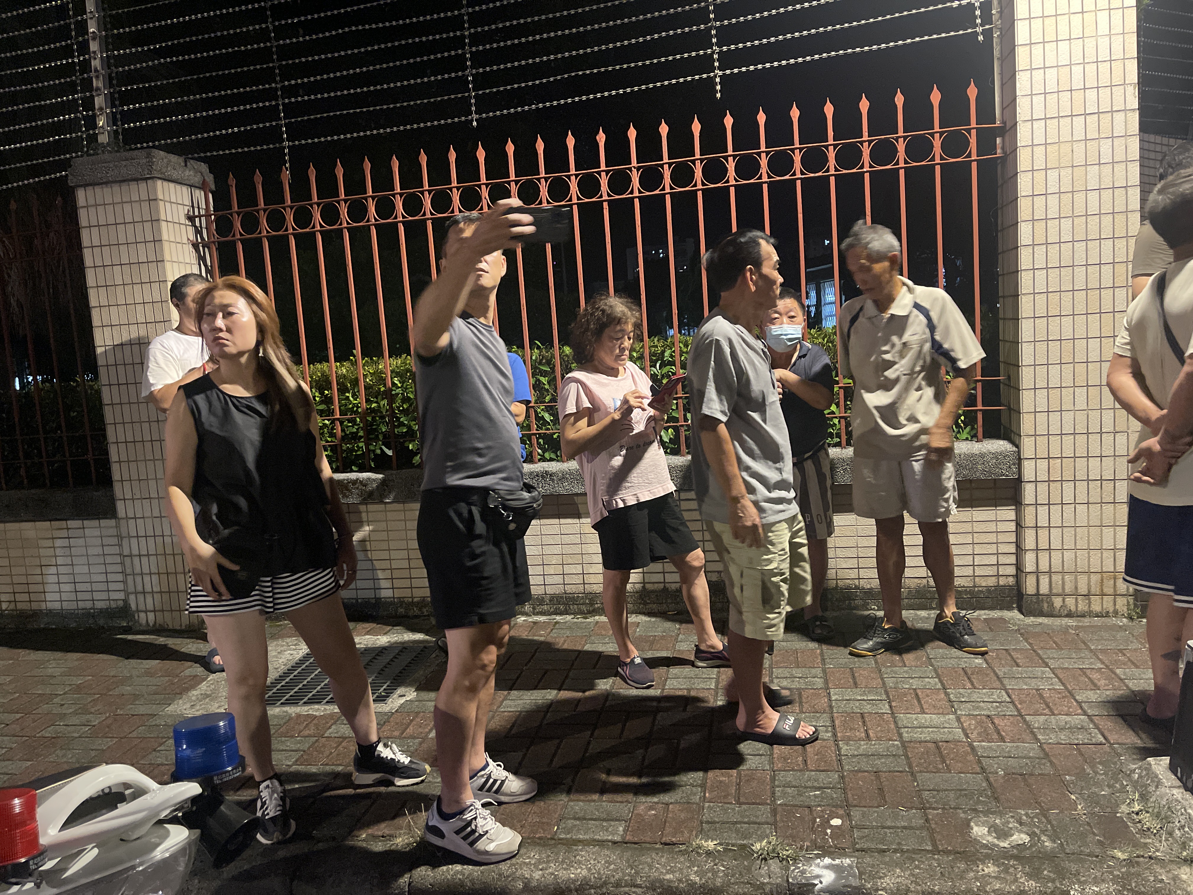 載著柯文哲的囚車抵達台北看守所外，當時有大批民眾聚集圍觀。