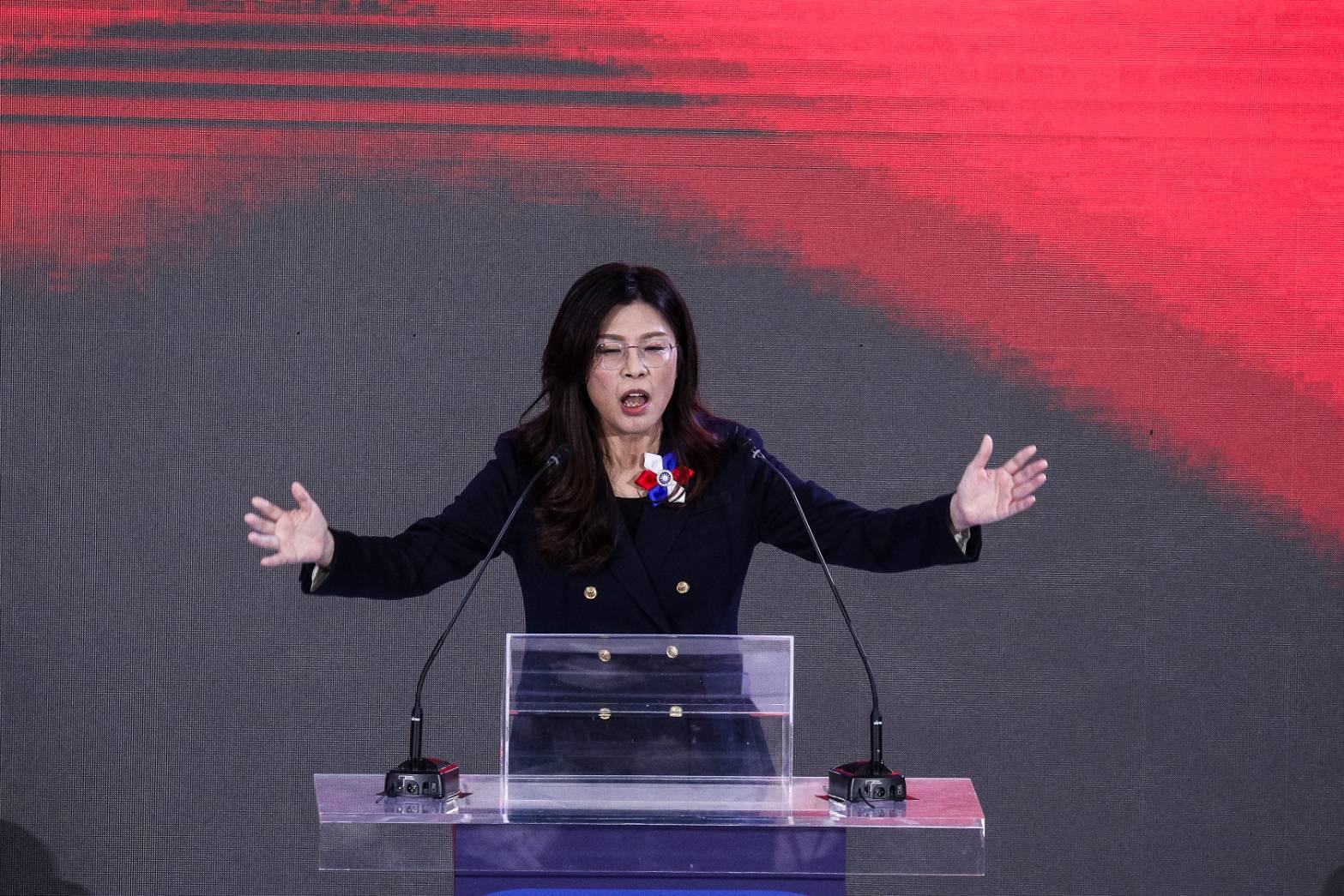 國民黨主席鄭麗文日前稱「美國是恩人、中國是親人」，台灣不能兩個都選嗎？（鏡報鄒保祥攝）