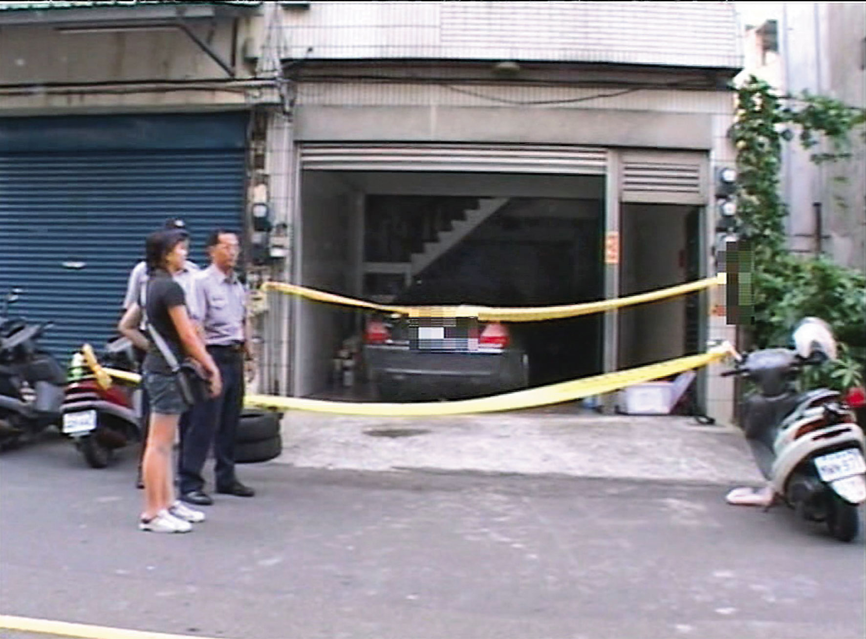 警方獲報趕到命案現場，拉起封鎖線，進行全面蒐證。（東森新聞提供）