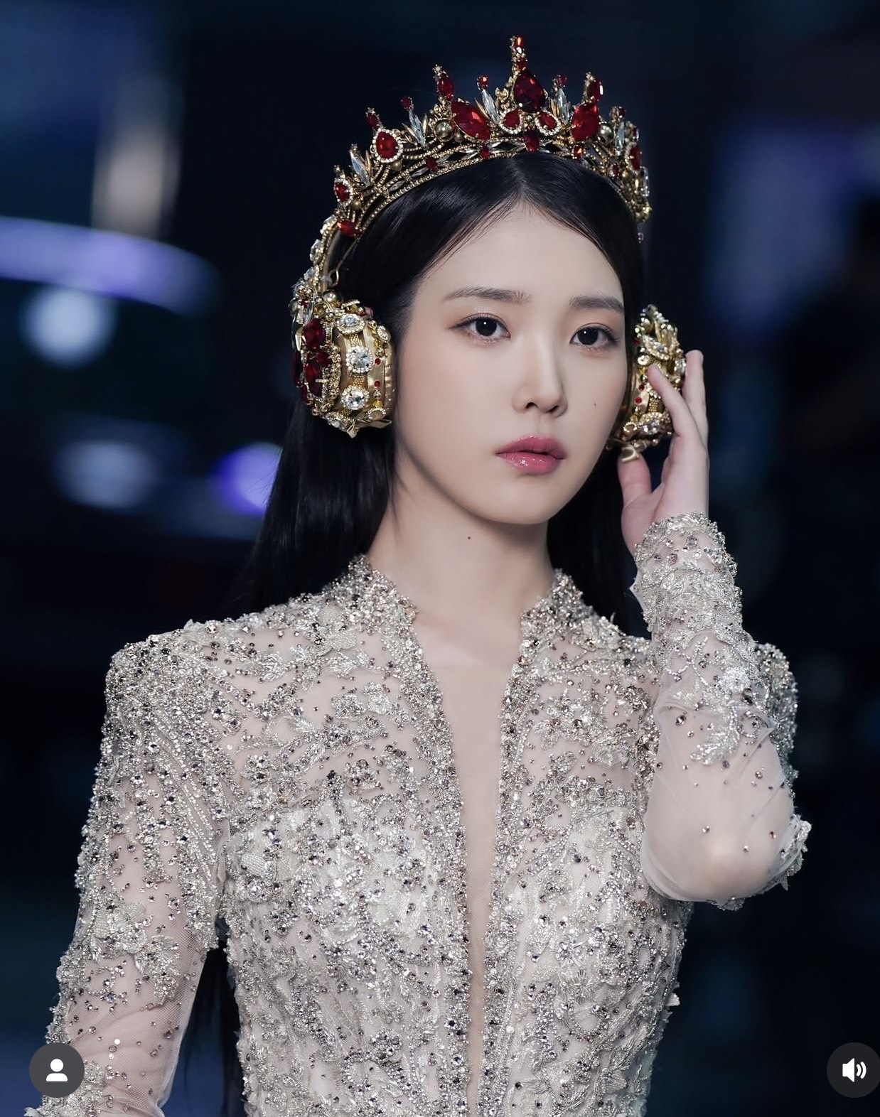 韓國當紅女星IU李知恩在2022年演唱會，透露自己耳朵出問題。（翻攝自IU IG）