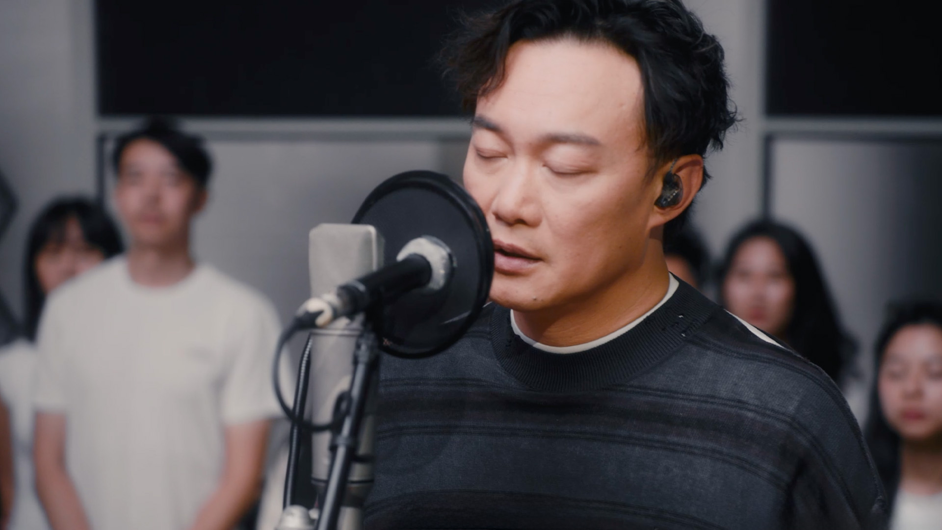 就算爆預算，陳奕迅也要重現雙胞胎的〈K歌之王〉。（環球音樂提供）