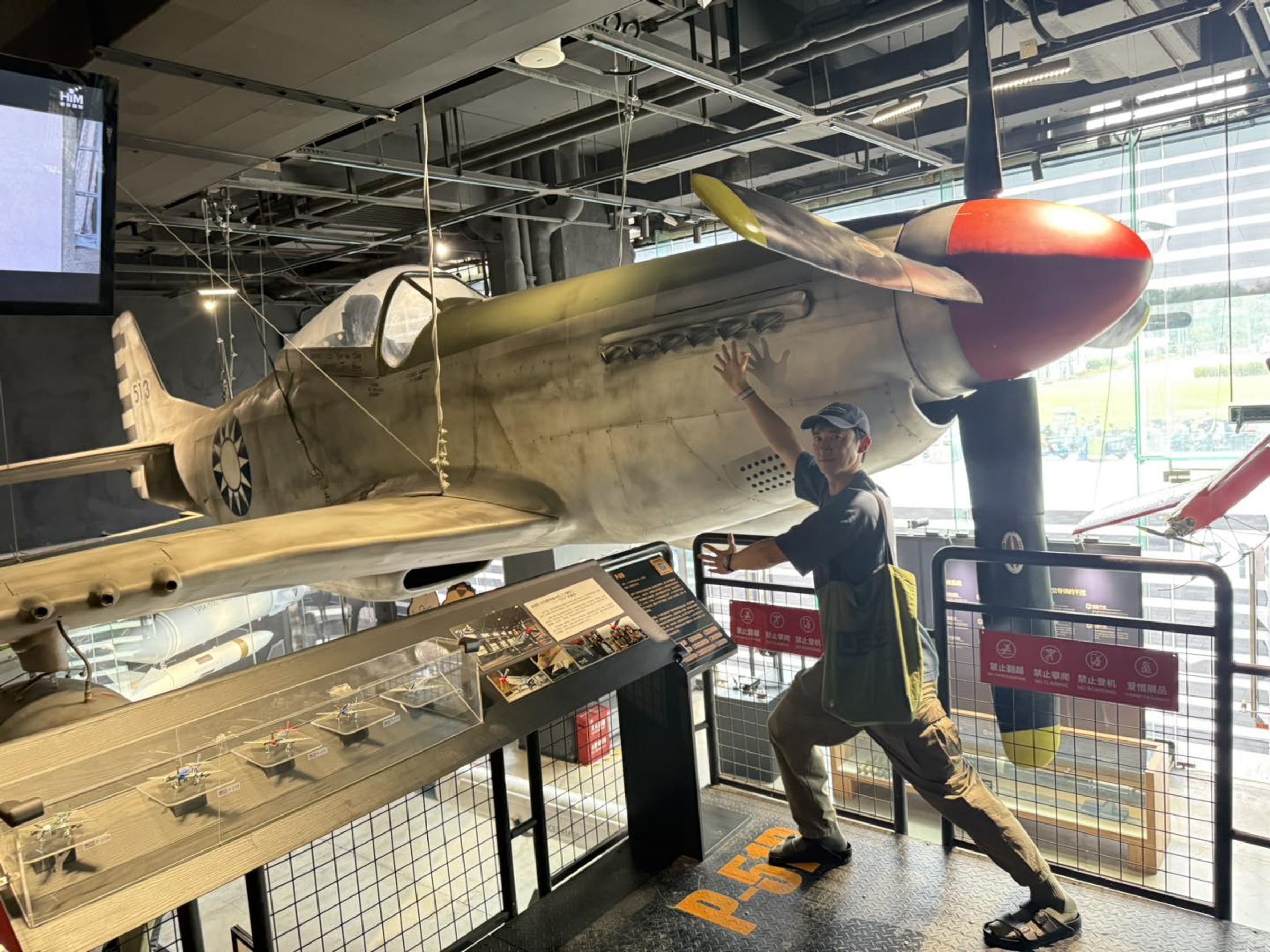 慷仁曬出與513編號戰機「重逢」的合照。（翻攝自吳慷仁臉書）