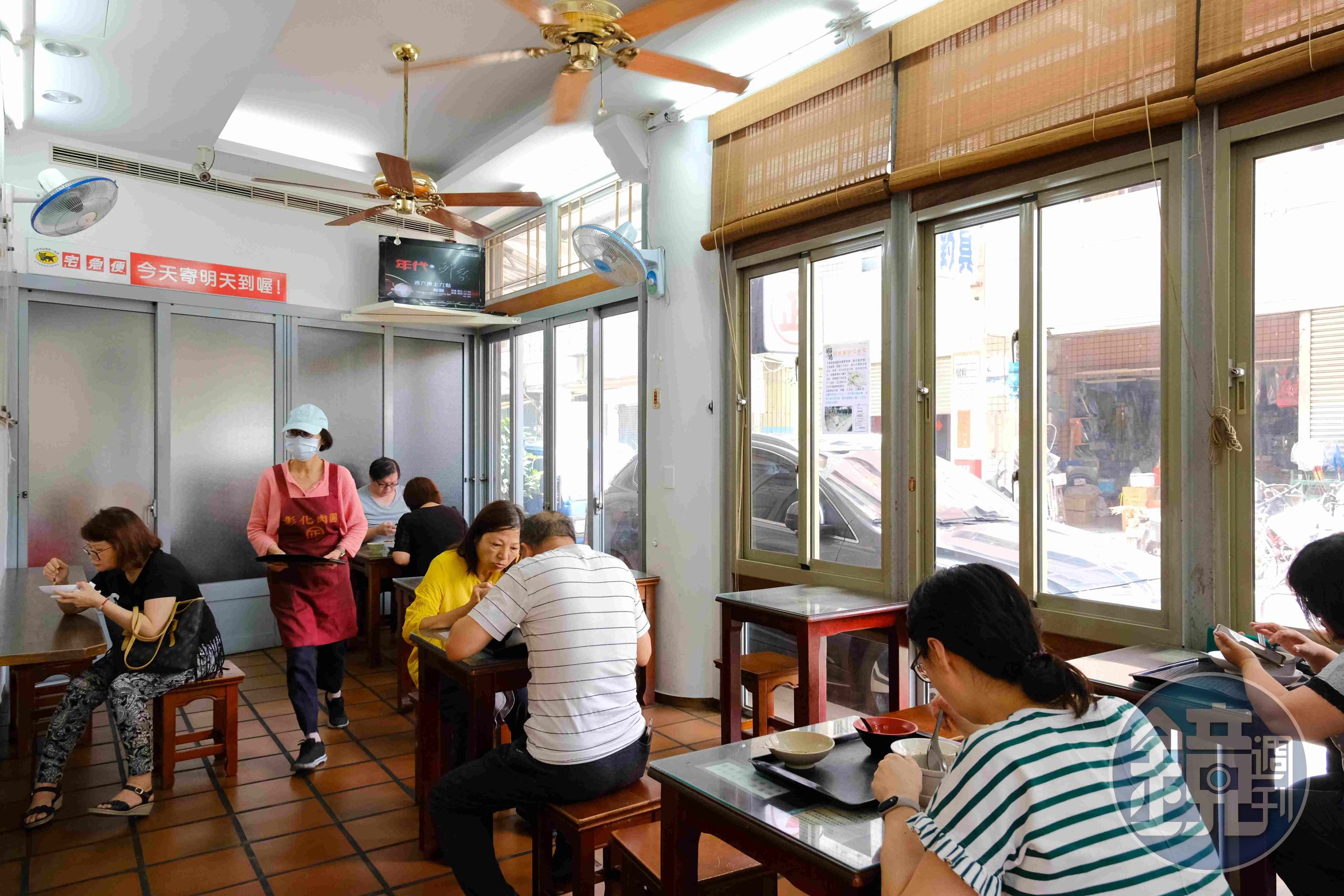 用餐空間明亮乾淨，服務也很親切。