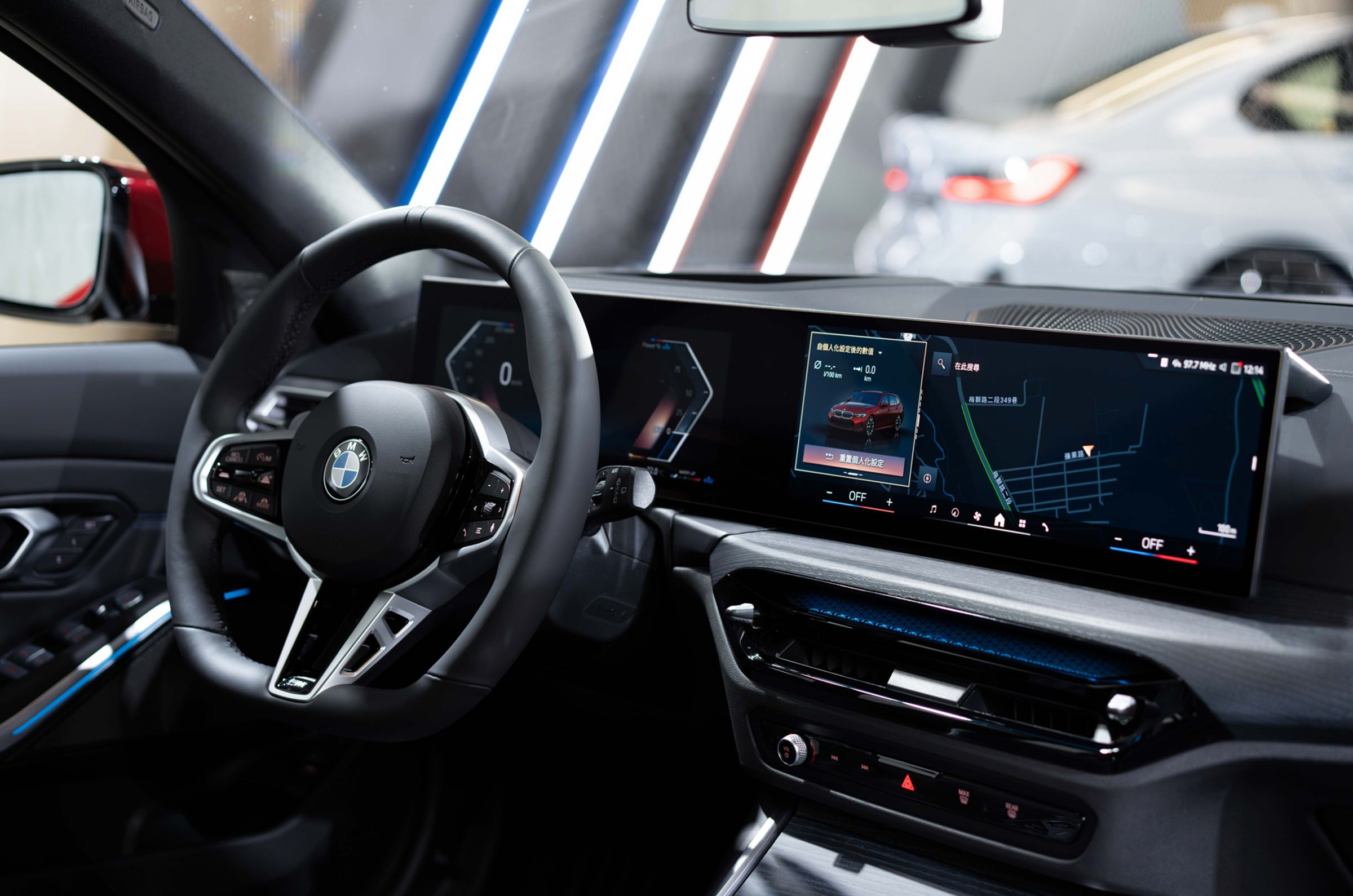 全新BMW 3系列與BMW 3系列Touring皆全面升級外全新BMW Operating System 8.5以及AR擴增實境導航功能,再搭配全車系標配的車況抬頭顯示器、BMW手機數位鑰匙、手機無線充電裝置與智慧Comfort Access免鑰匙系統