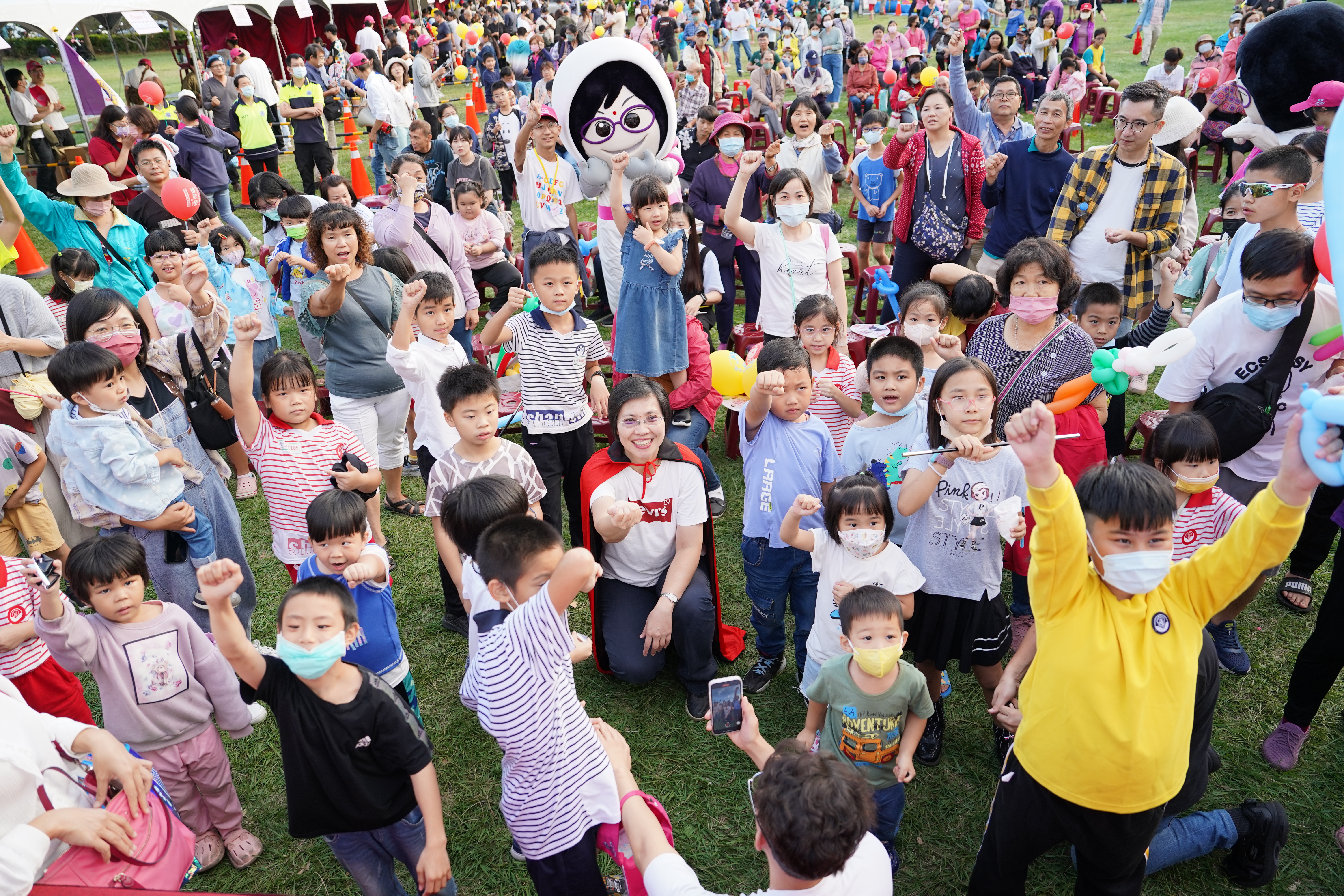 國民黨新竹縣第1選區立委參選人徐欣瑩（中）舉辦欣光嘉年華「AI科學趴」吸引2千位親子同樂。（欣光嘉年華提供）