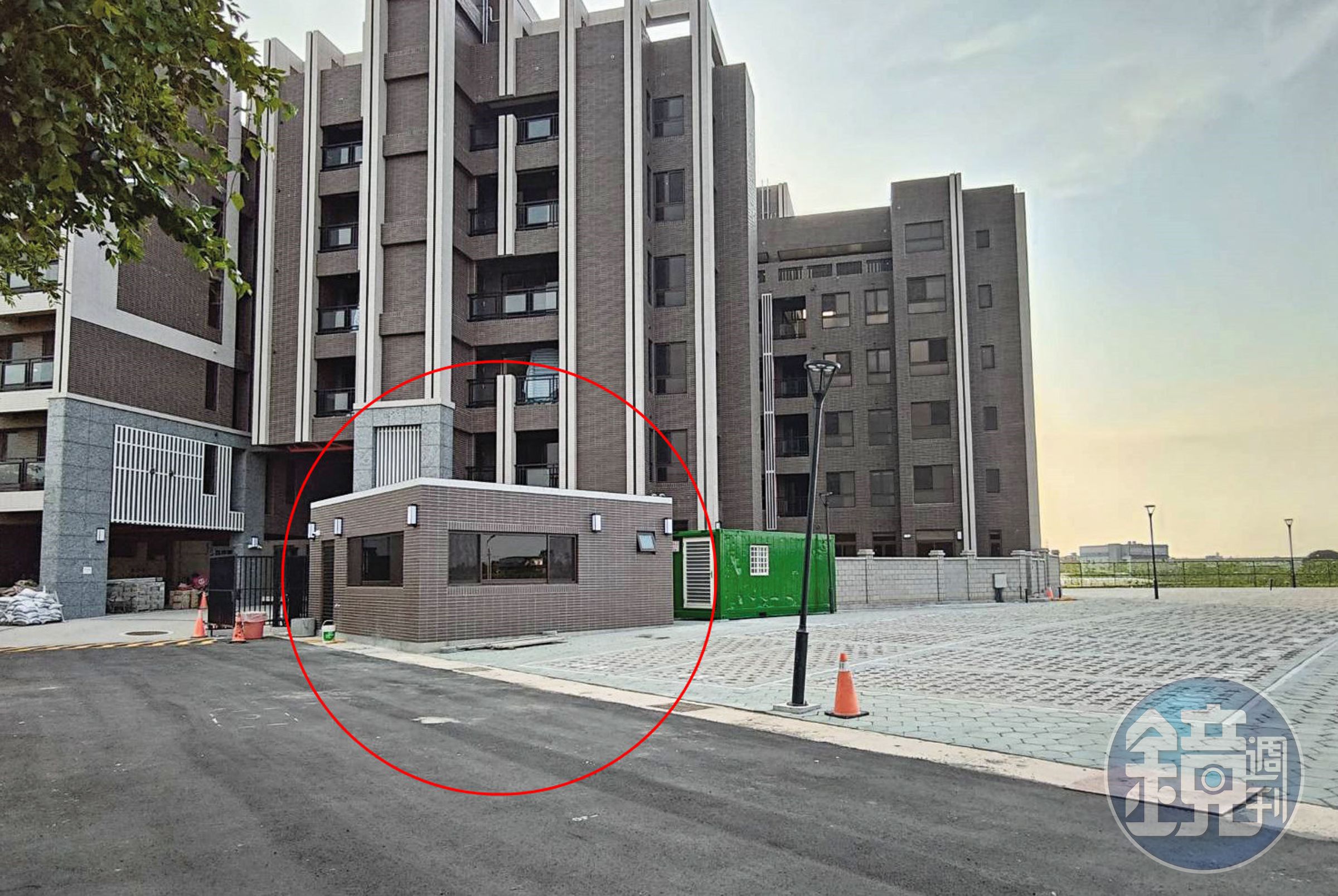 廣川漾社區大門外的管理室(紅圈處)也建在農地上,申請的名義則是農業設施資材室。