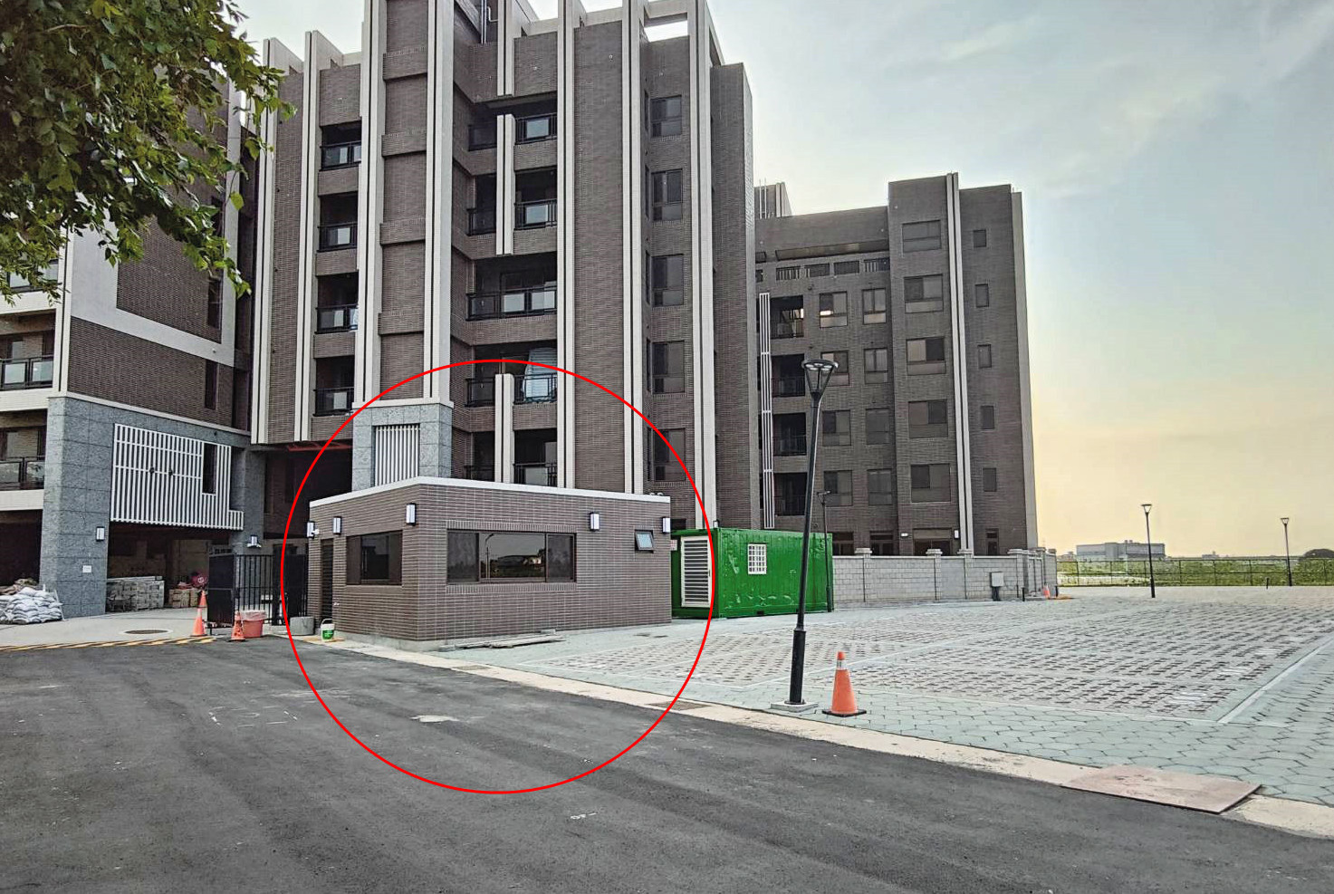 廣川漾社區大門外的管理室（紅圈處）也建在農地上，申請的名義則是農業設施資材室。