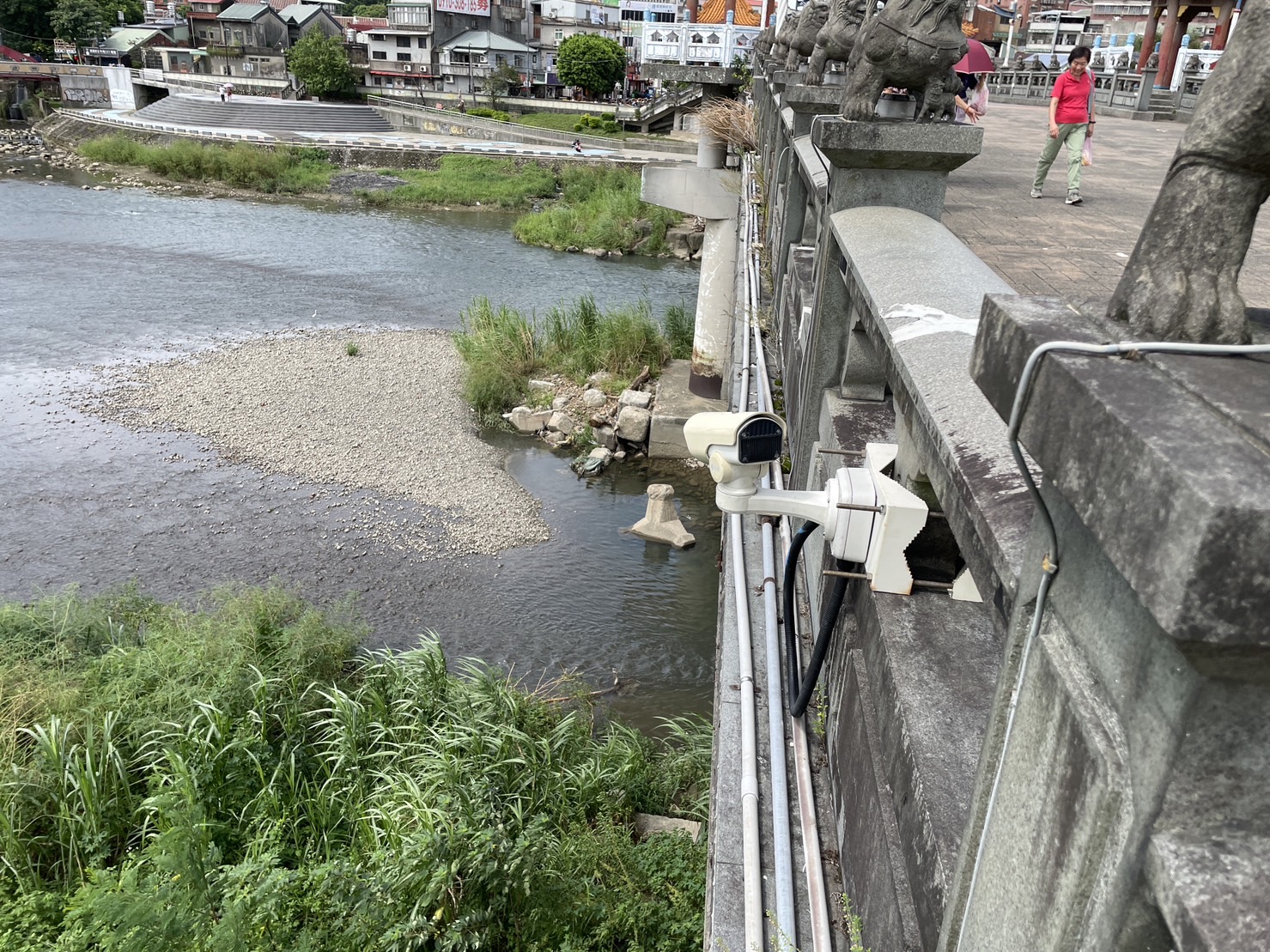 為查出浮渣來源,稽查員仍於三峽河沿線架設監視器24小時連續監測。(新北環保局提供)