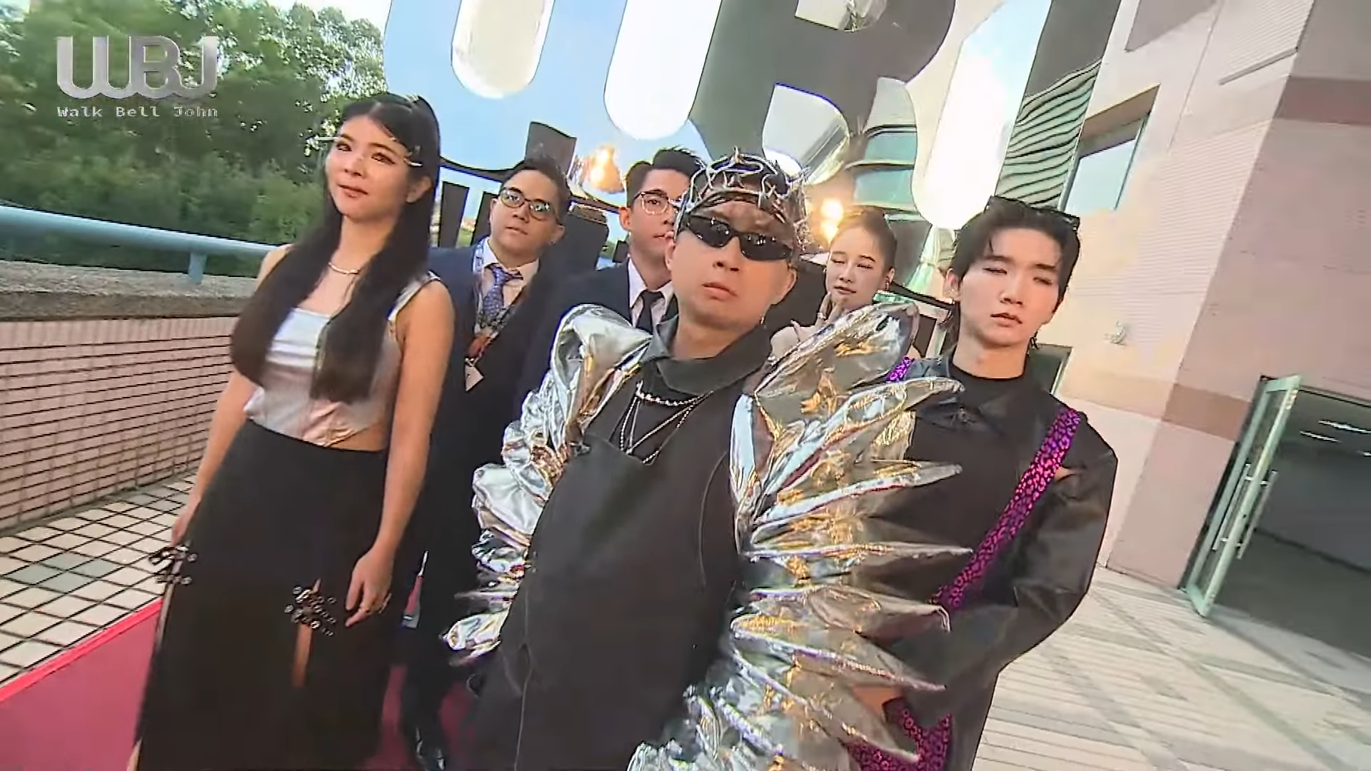 走鐘獎正式宣布續辦第七屆，圖為呱吉率領第六屆執行委員走上典禮紅毯。（翻攝自走鐘獎頒獎典禮）