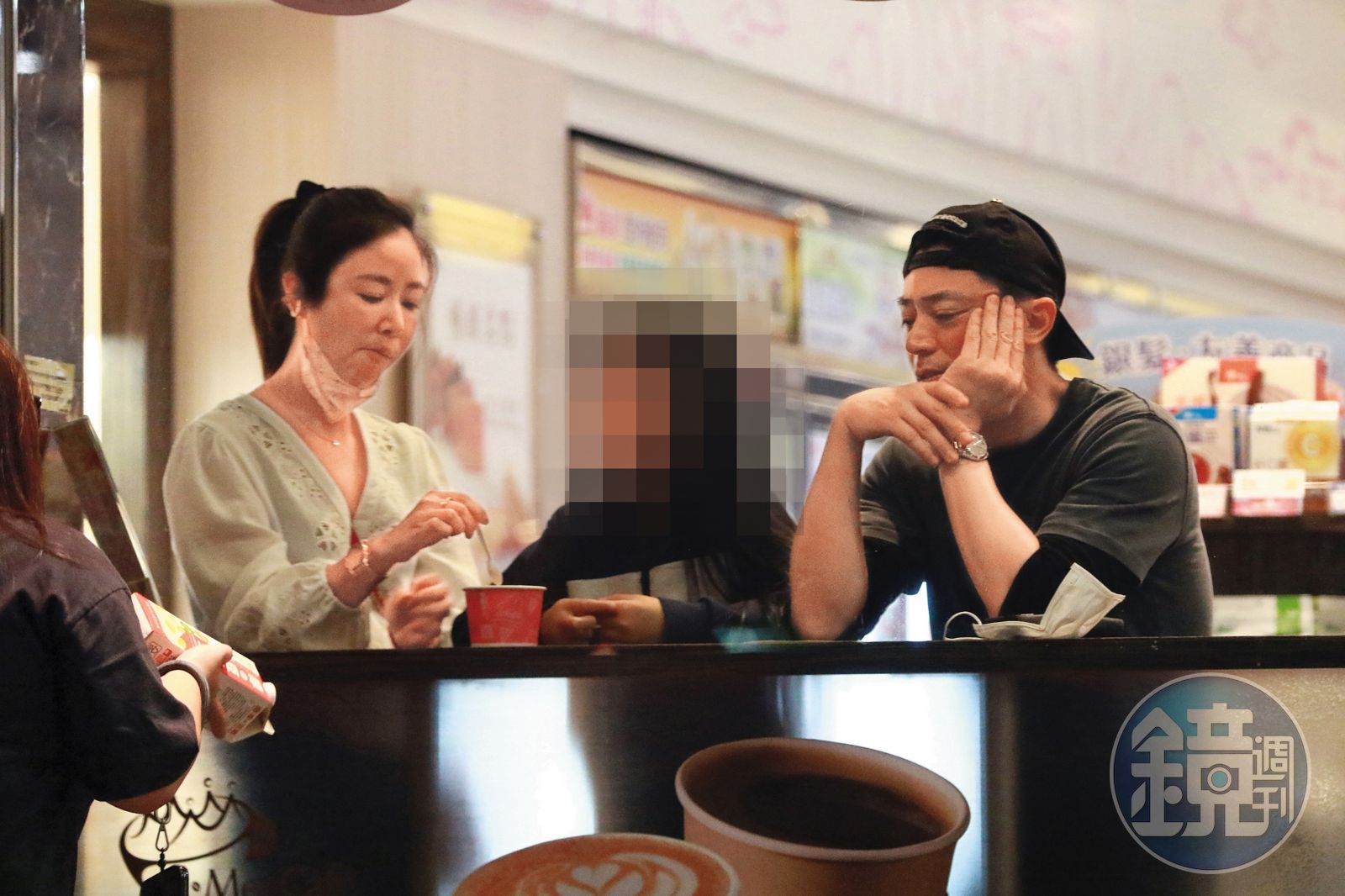 4月25日21:31,一家三口在食品門市買了草莓聖代後,坐在窗邊的座位分享。
