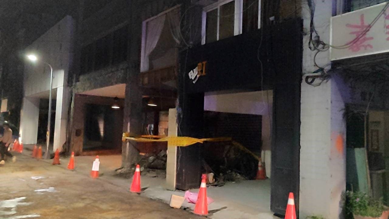 大安區文昌街19日晚間發生老舊空屋騎樓樓板坍陷，有安全顧慮部分建管處已進行強制拆除，以維公共安全。（北市建管處提供）