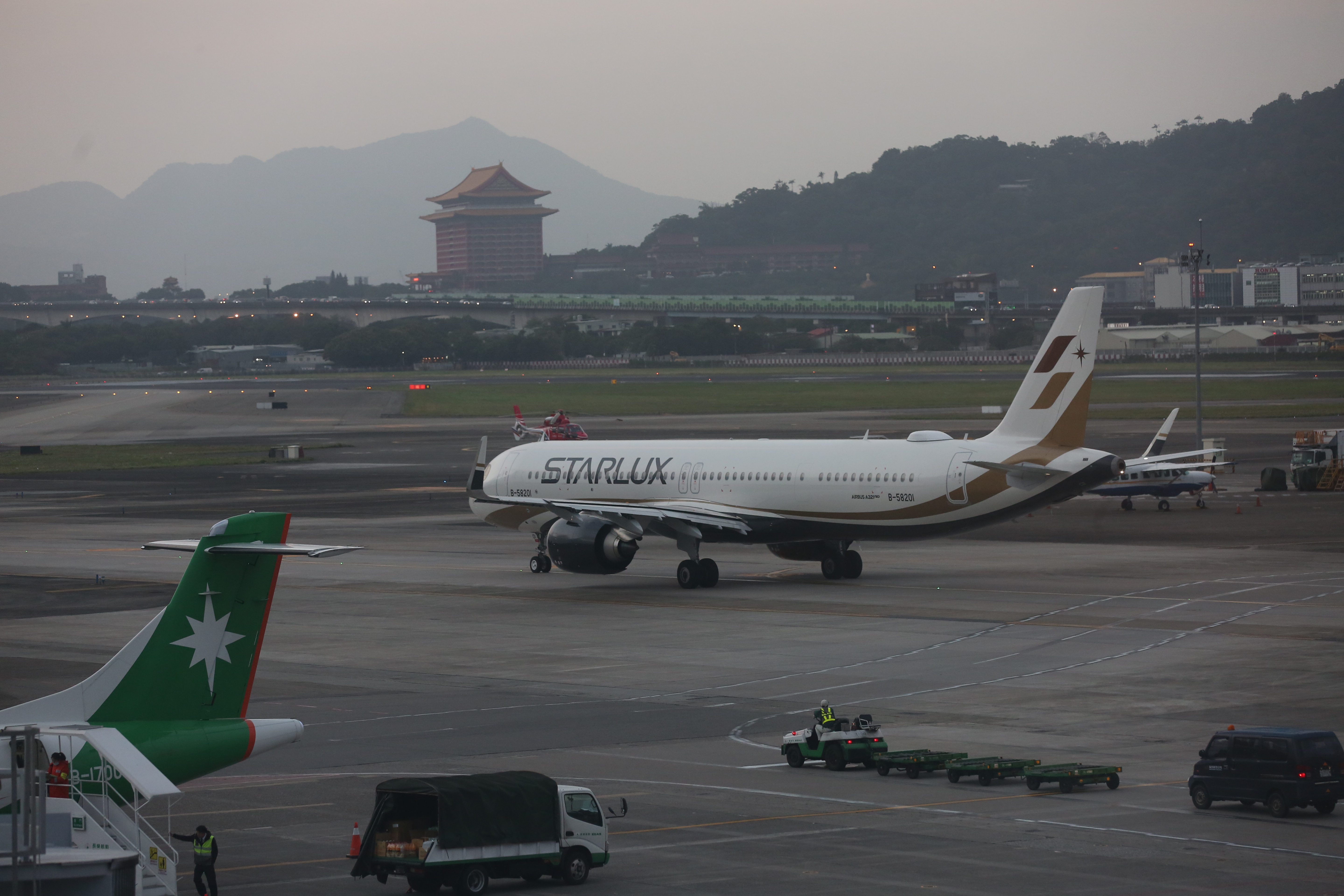 有長榮機師指出，這次機師工會投下同意罷工的900位機師，有357張同意票，是星宇及華航的機師投的。（本刊資料照）