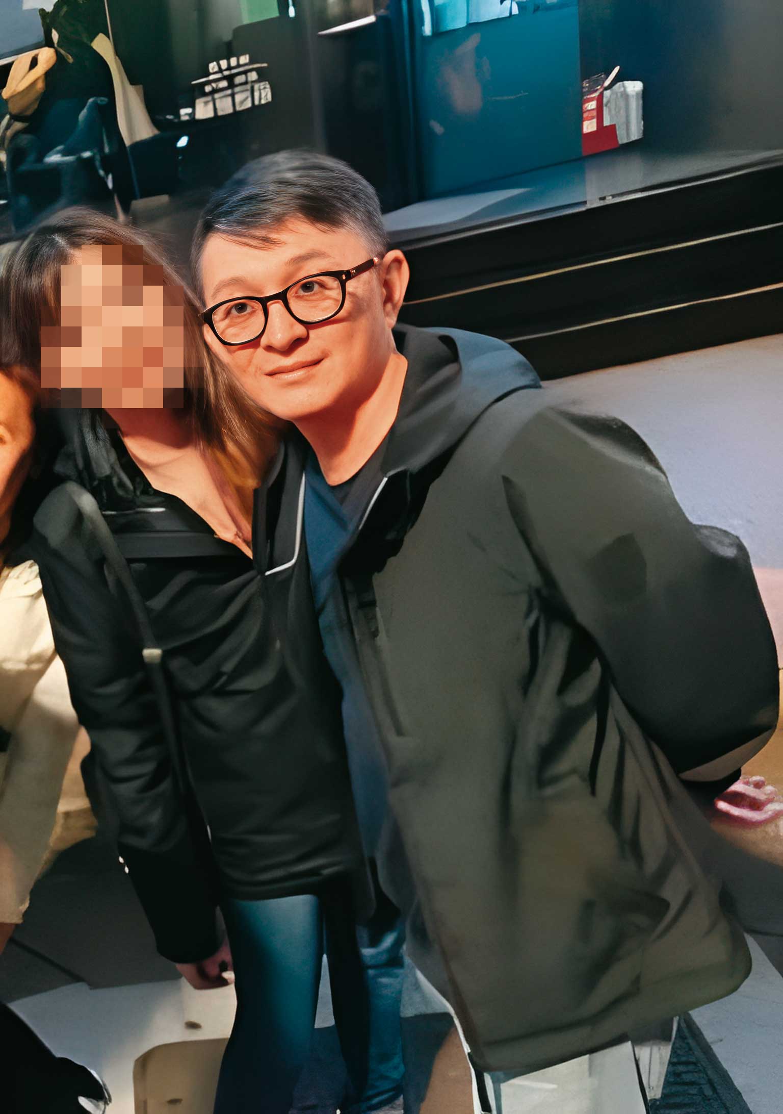 蘇郁翔（右）涉及多起迷姦偷拍案，檢方訊後諭令10萬元交保。圖左非當事受害人。（讀者提供）