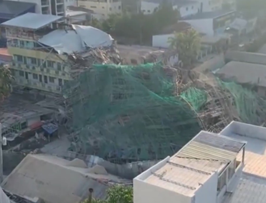 菲律賓興建中大樓倒塌。（翻攝X）