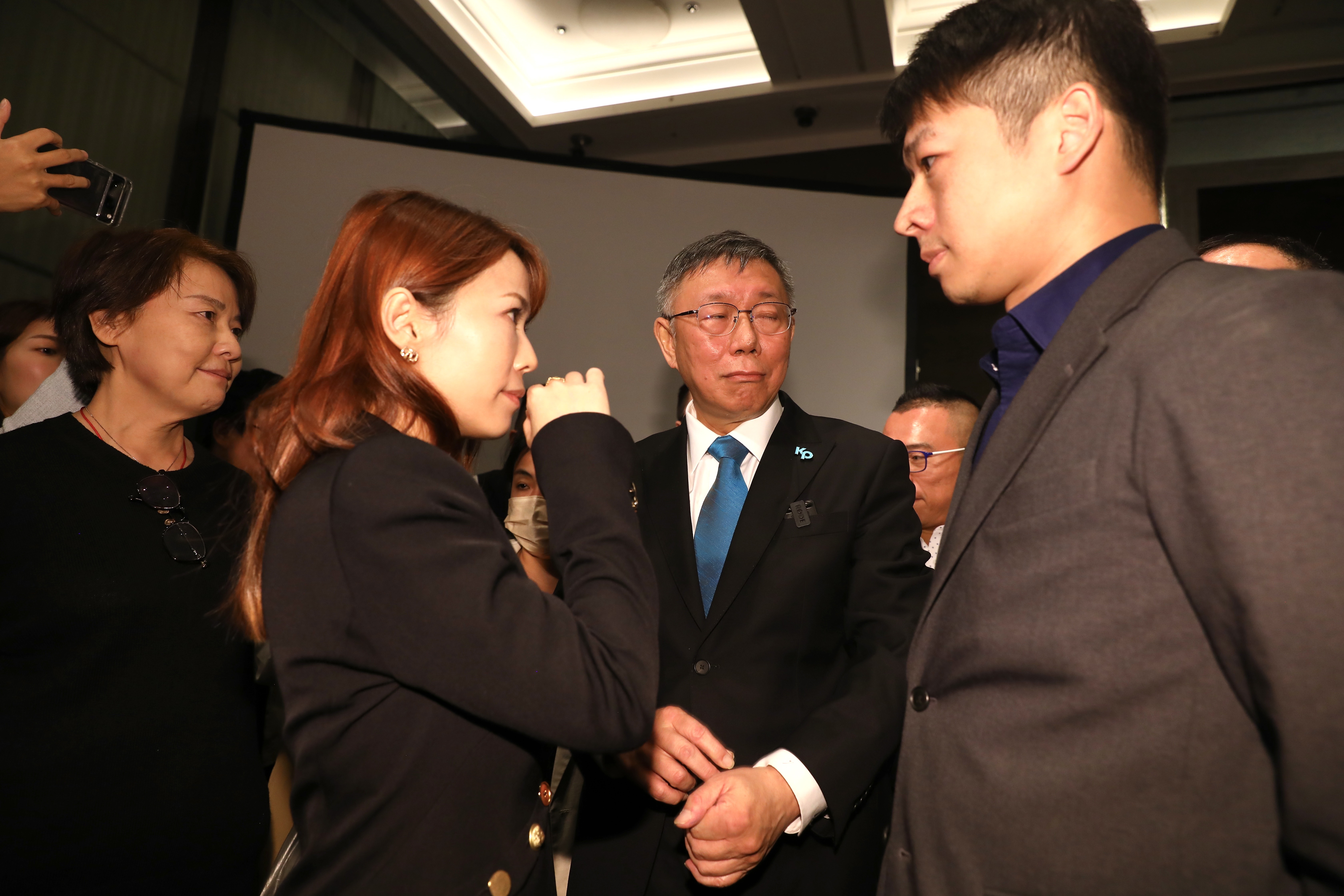 柯文哲(中)要搭「新光公主」吳欣盈，柯媽媽：亂說話會被朱立倫罵、我在抄心經。