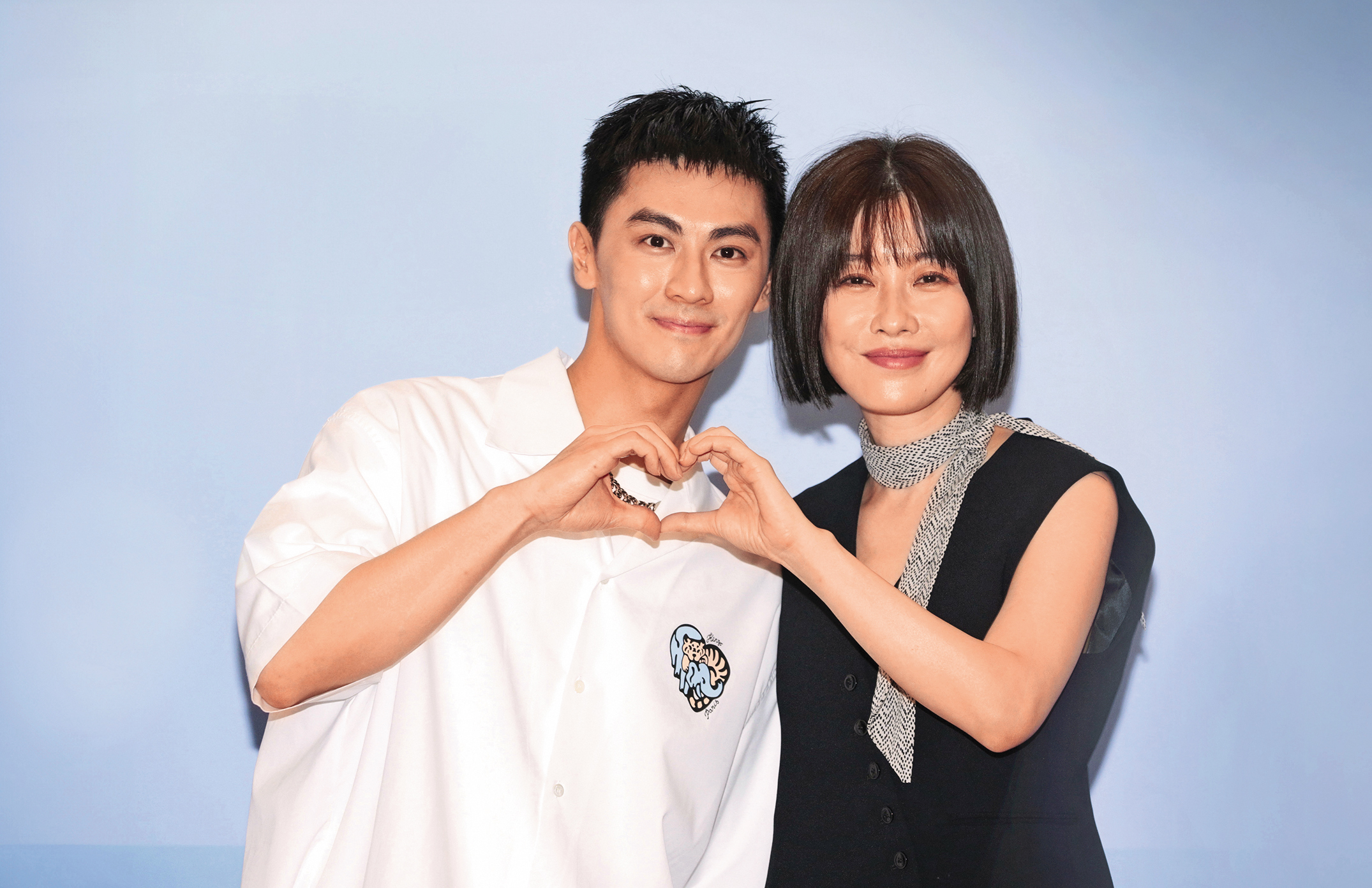 李維維（右）和相差17歲的陳尚澤（左）戲中搞曖昧，還是略輸魏如萱的21歲年下戀，再多加油好嗎？（拍肩）