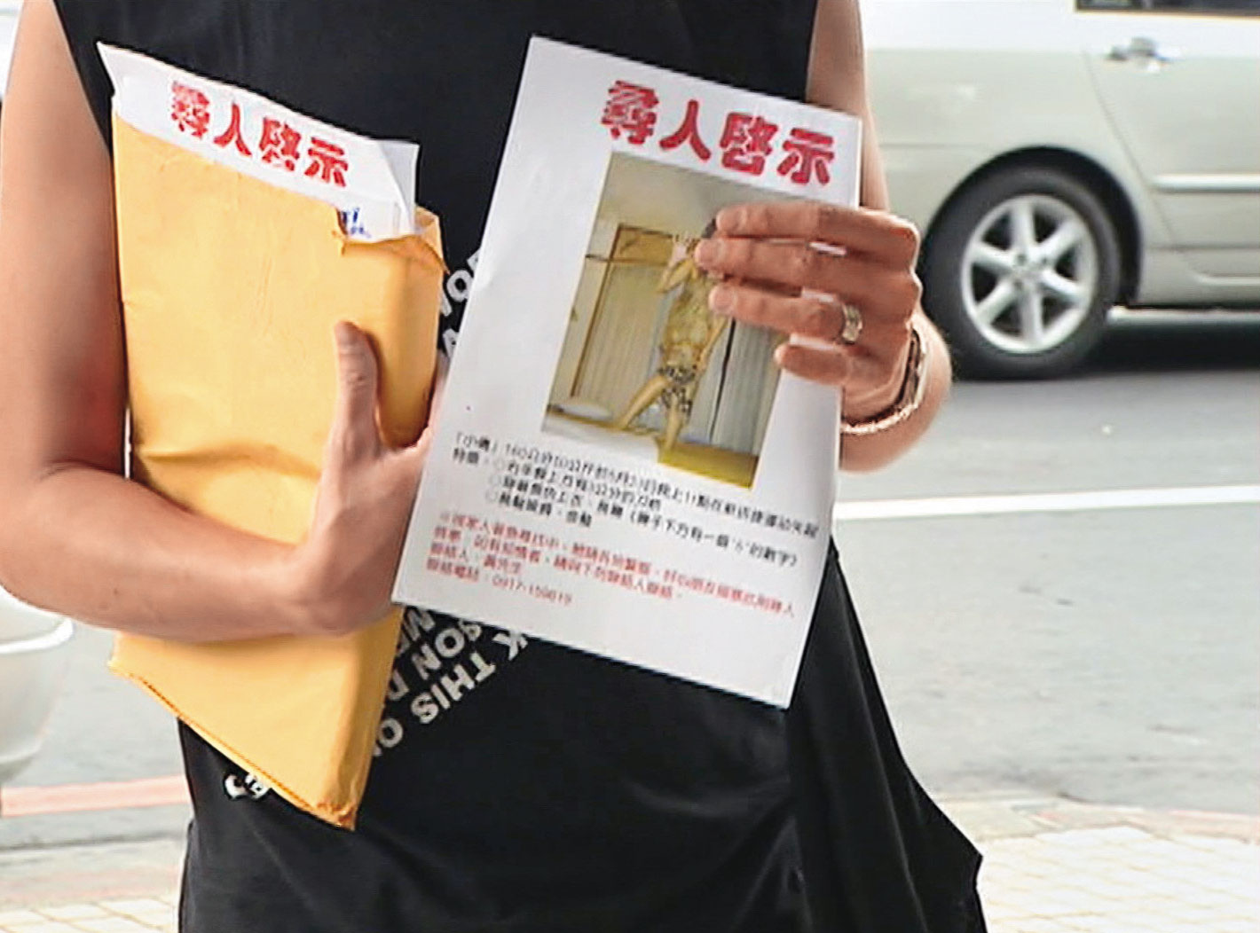 家屬到處張貼啟事尋找黃女下落，甚至連觀落陰的方式都用過卻仍無果。（東森新聞提供）