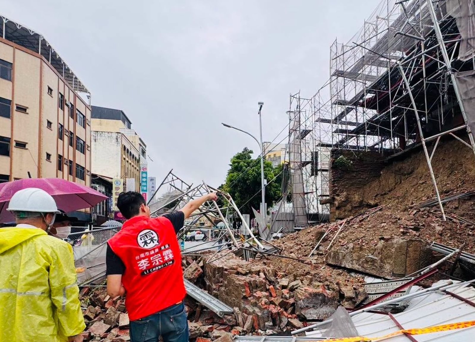 豪雨襲台南「大東門」崩塌! 修復中城牆與鷹架砸落車道