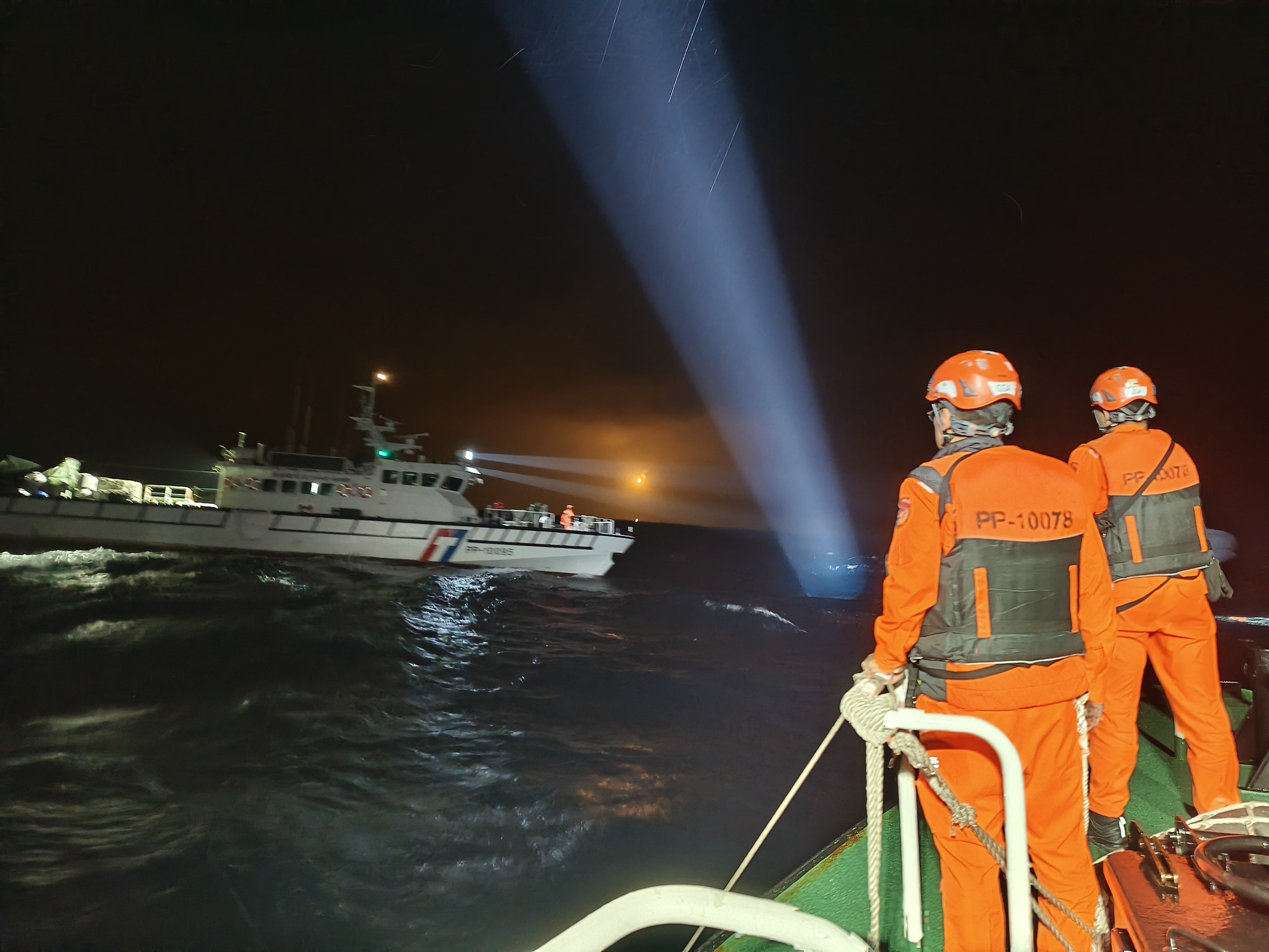 立委王定宇指出,已取得失事戰機精準定位,在水下相當深之位置。(海巡署提供)