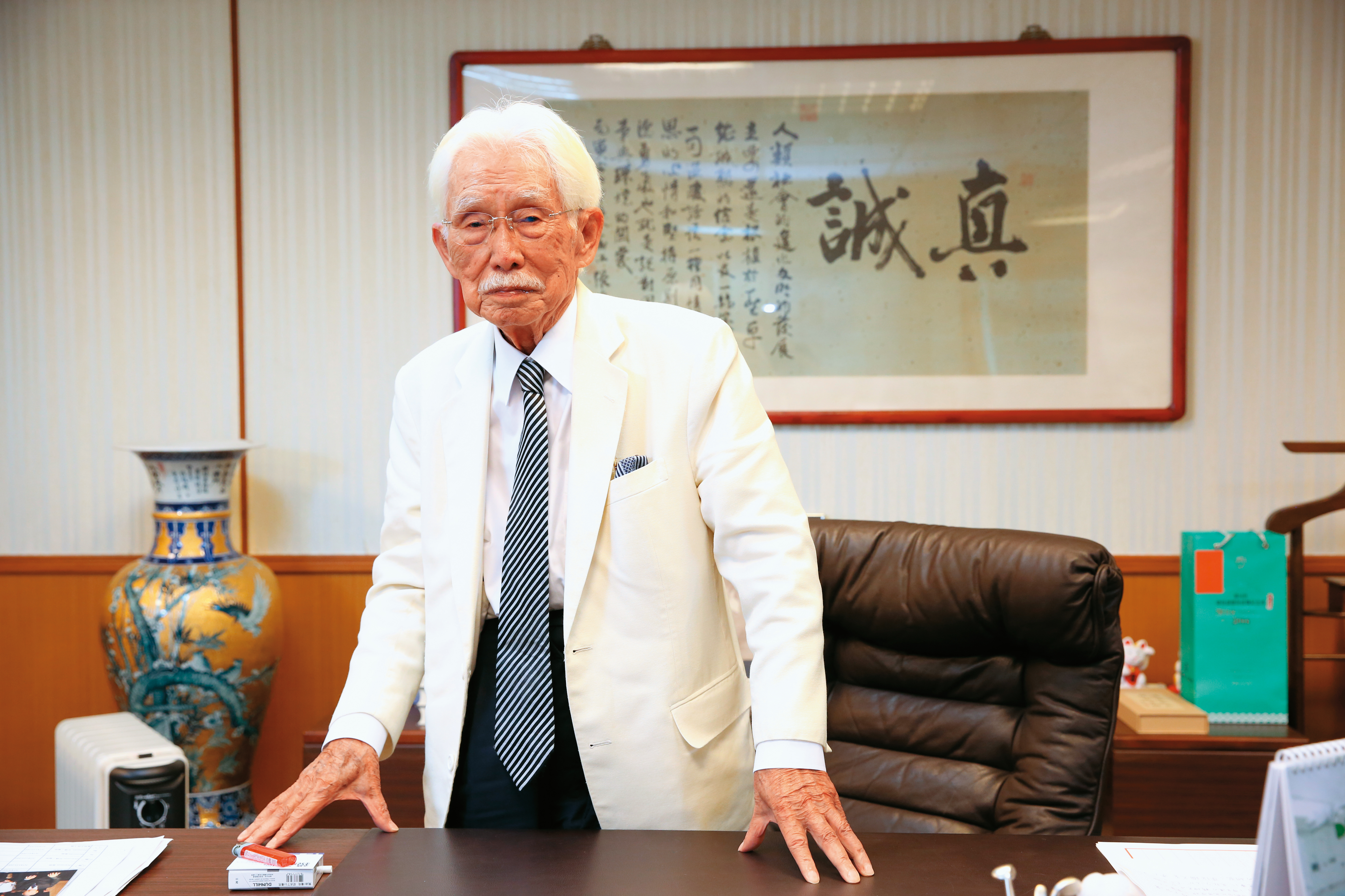 一頭白髮、上唇短髭加上白色西裝，是辜寬敏的招牌形象。