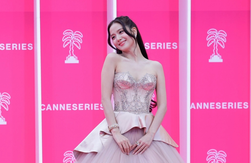 Jisoo在家人爭議風波後首次公開亮相，並獲得坎城國際劇集節費加洛新星獎。（翻攝Canneseries IG）